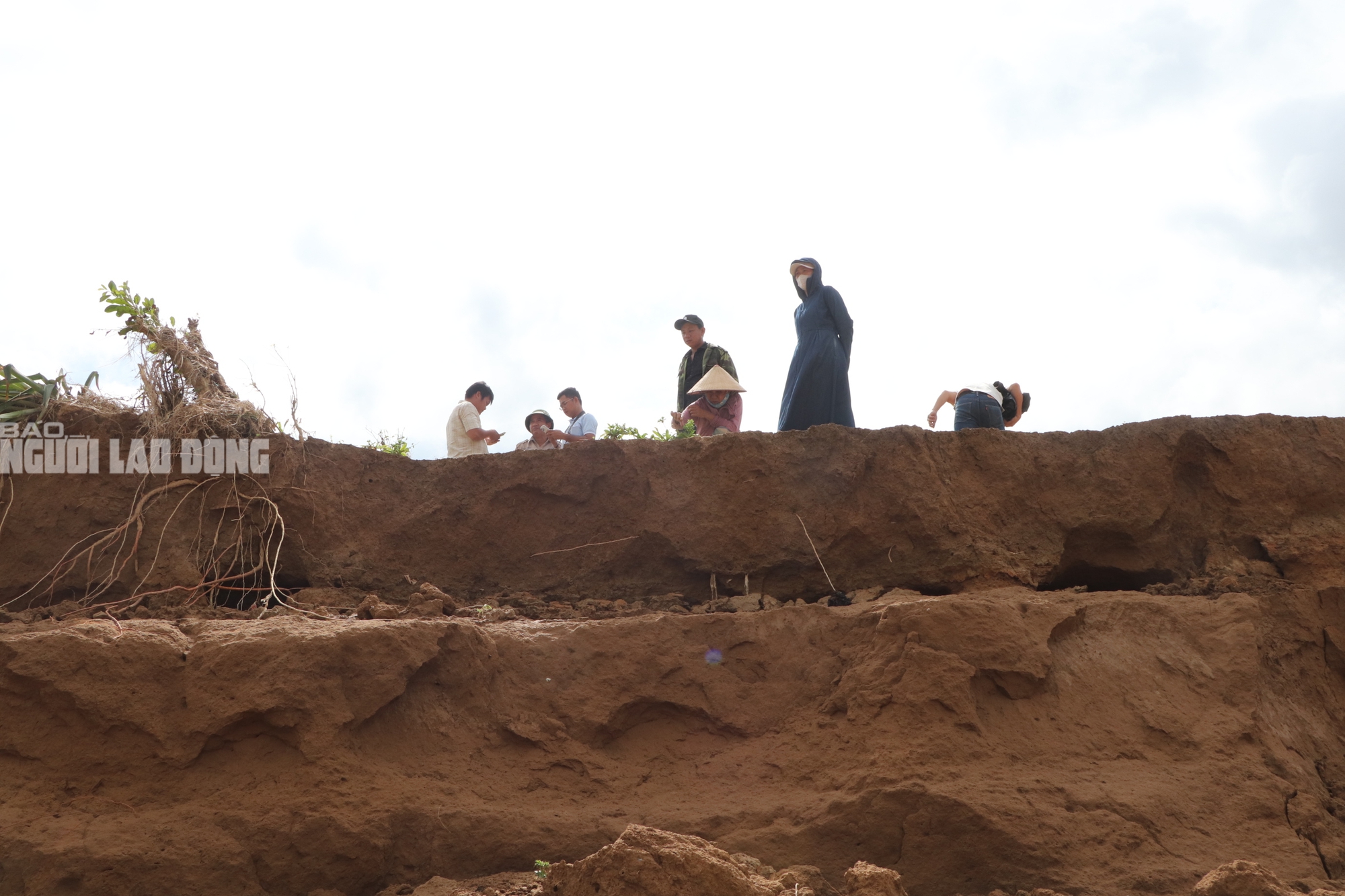 Tài sản bị "hà bá" nuốt chửng, người dân khóc cạn nước mắt bên dòng Vu Gia - Ảnh 19.