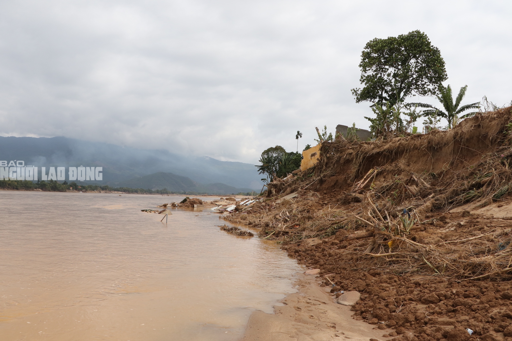 Tài sản bị "hà bá" nuốt chửng, người dân khóc cạn nước mắt bên dòng Vu Gia - Ảnh 20.