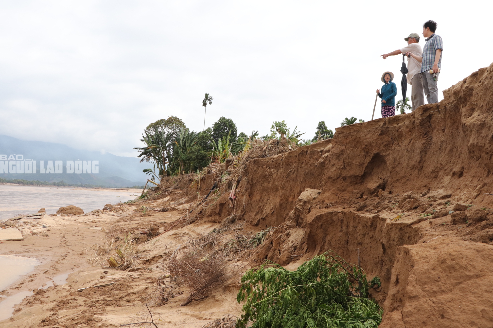 Tài sản bị "hà bá" nuốt chửng, người dân khóc cạn nước mắt bên dòng Vu Gia - Ảnh 21.