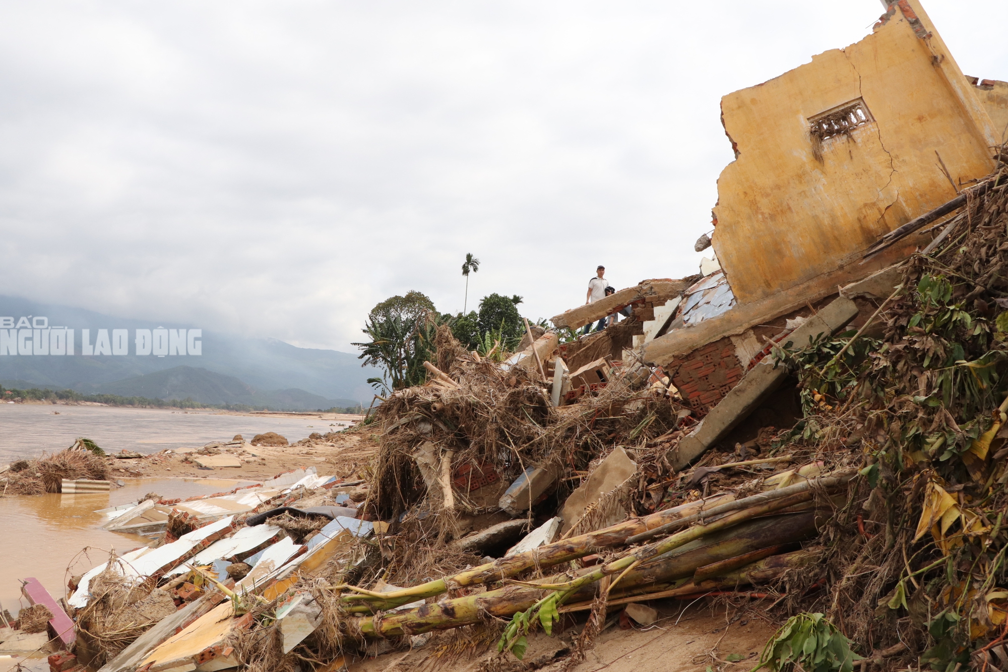 Tài sản bị "hà bá" nuốt chửng, người dân khóc cạn nước mắt bên dòng Vu Gia - Ảnh 22.