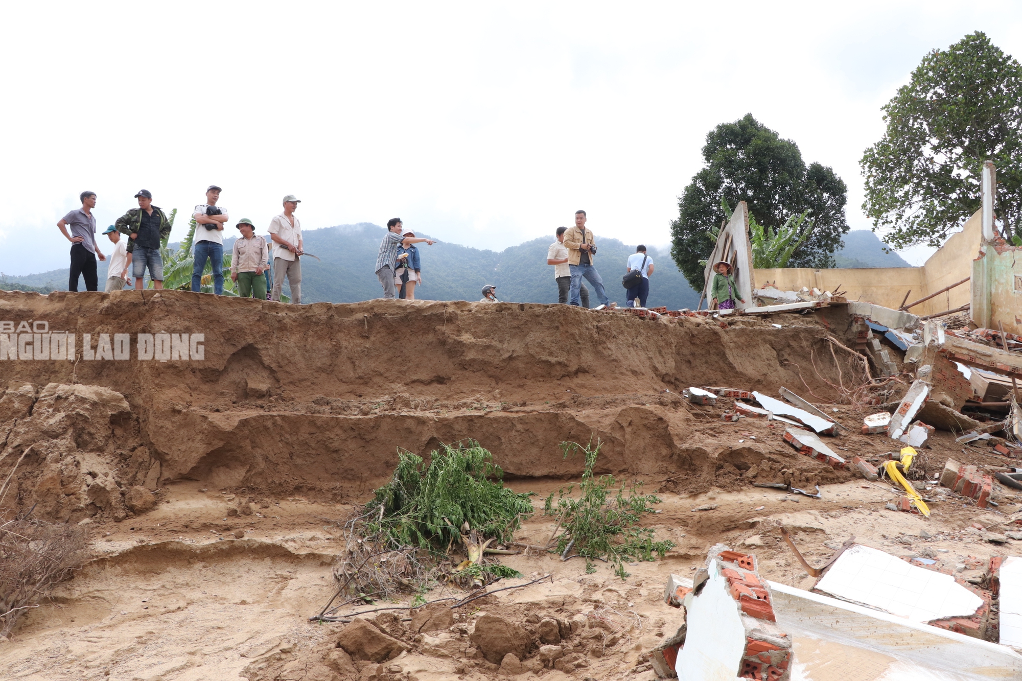 Tài sản bị "hà bá" nuốt chửng, người dân khóc cạn nước mắt bên dòng Vu Gia - Ảnh 23.