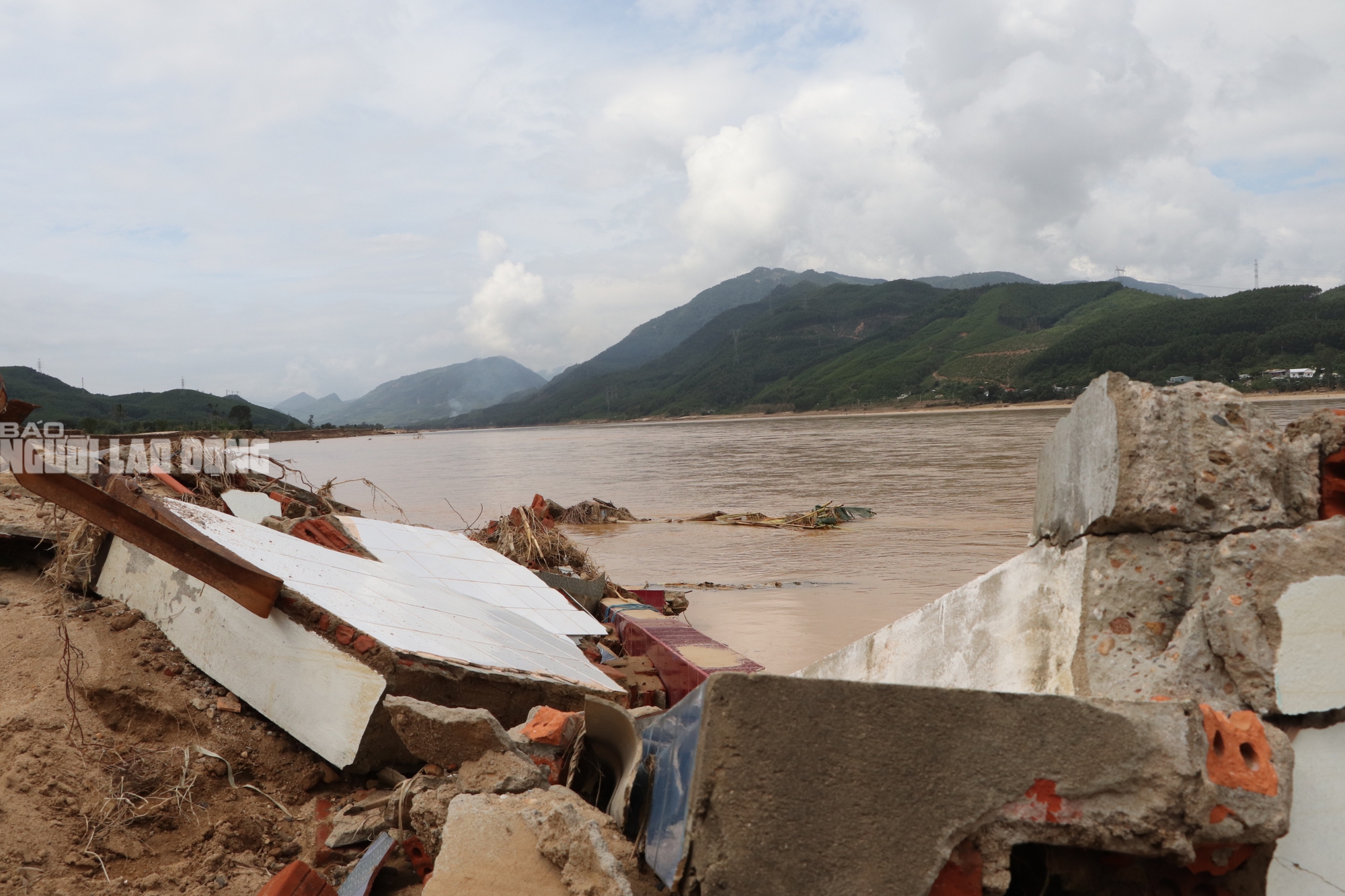 Tài sản bị "hà bá" nuốt chửng, người dân khóc cạn nước mắt bên dòng Vu Gia - Ảnh 24.