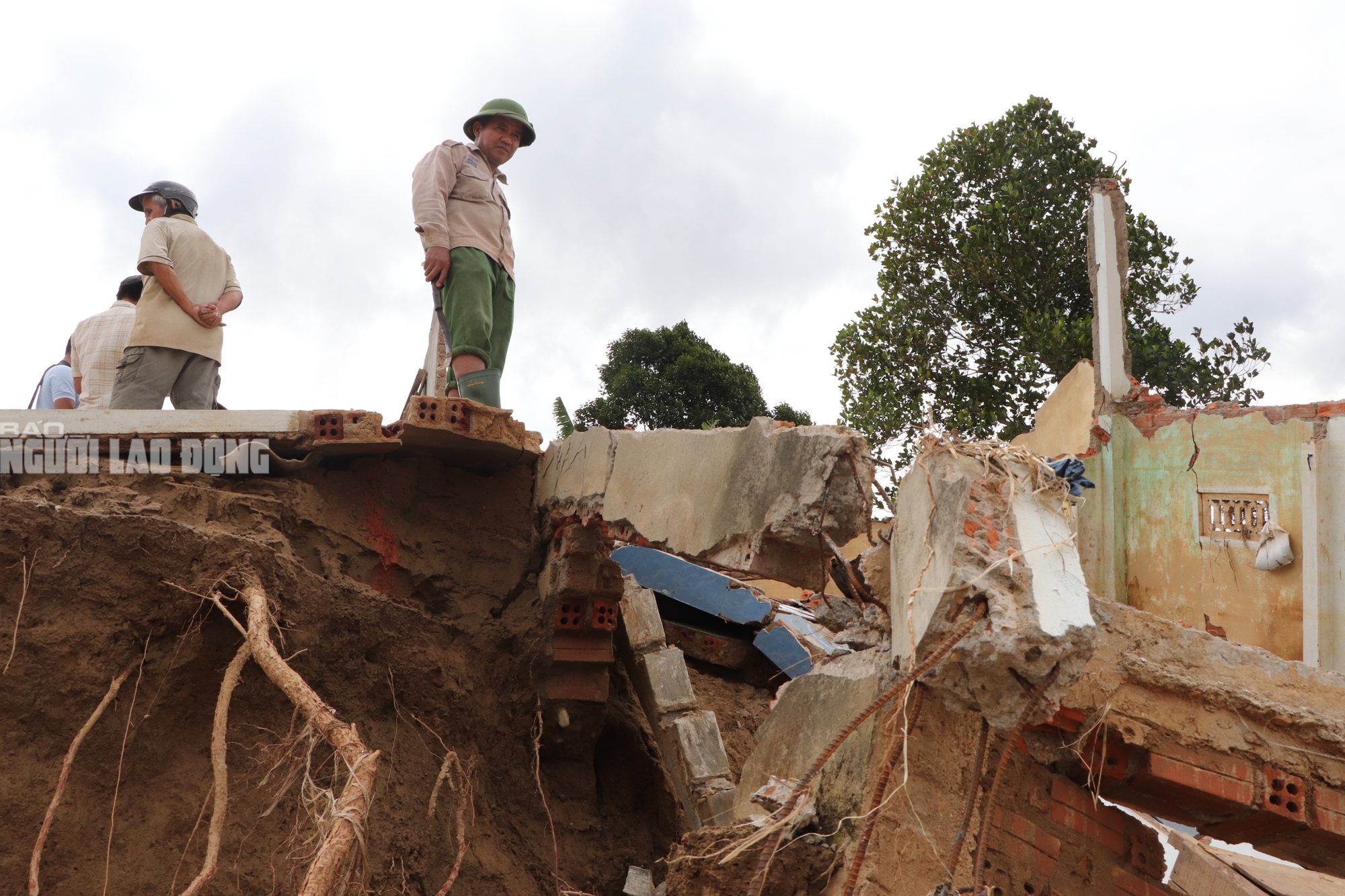 Tài sản bị "hà bá" nuốt chửng, người dân khóc cạn nước mắt bên dòng Vu Gia - Ảnh 25.