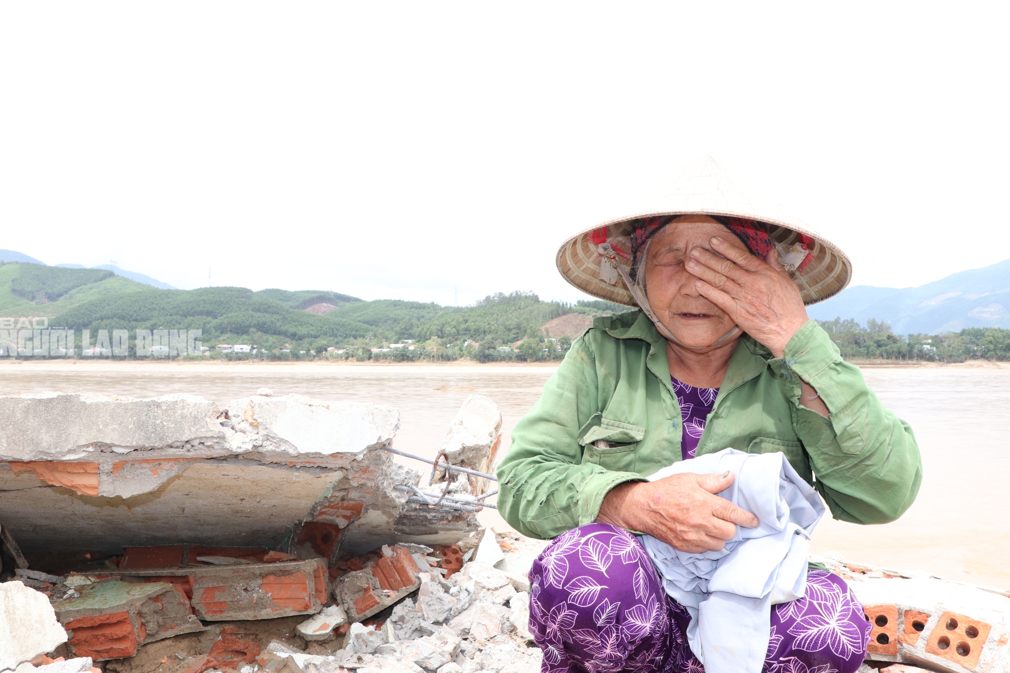 Tài sản bị "hà bá" nuốt chửng, người dân khóc cạn nước mắt bên dòng Vu Gia - Ảnh 27.