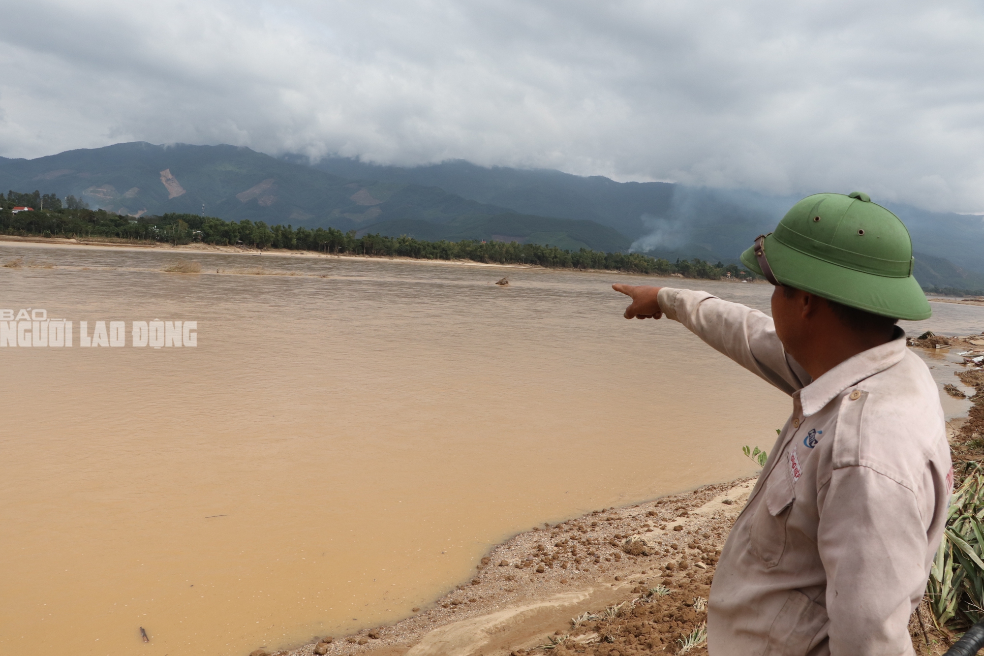 Tài sản bị "hà bá" nuốt chửng, người dân khóc cạn nước mắt bên dòng Vu Gia - Ảnh 29.