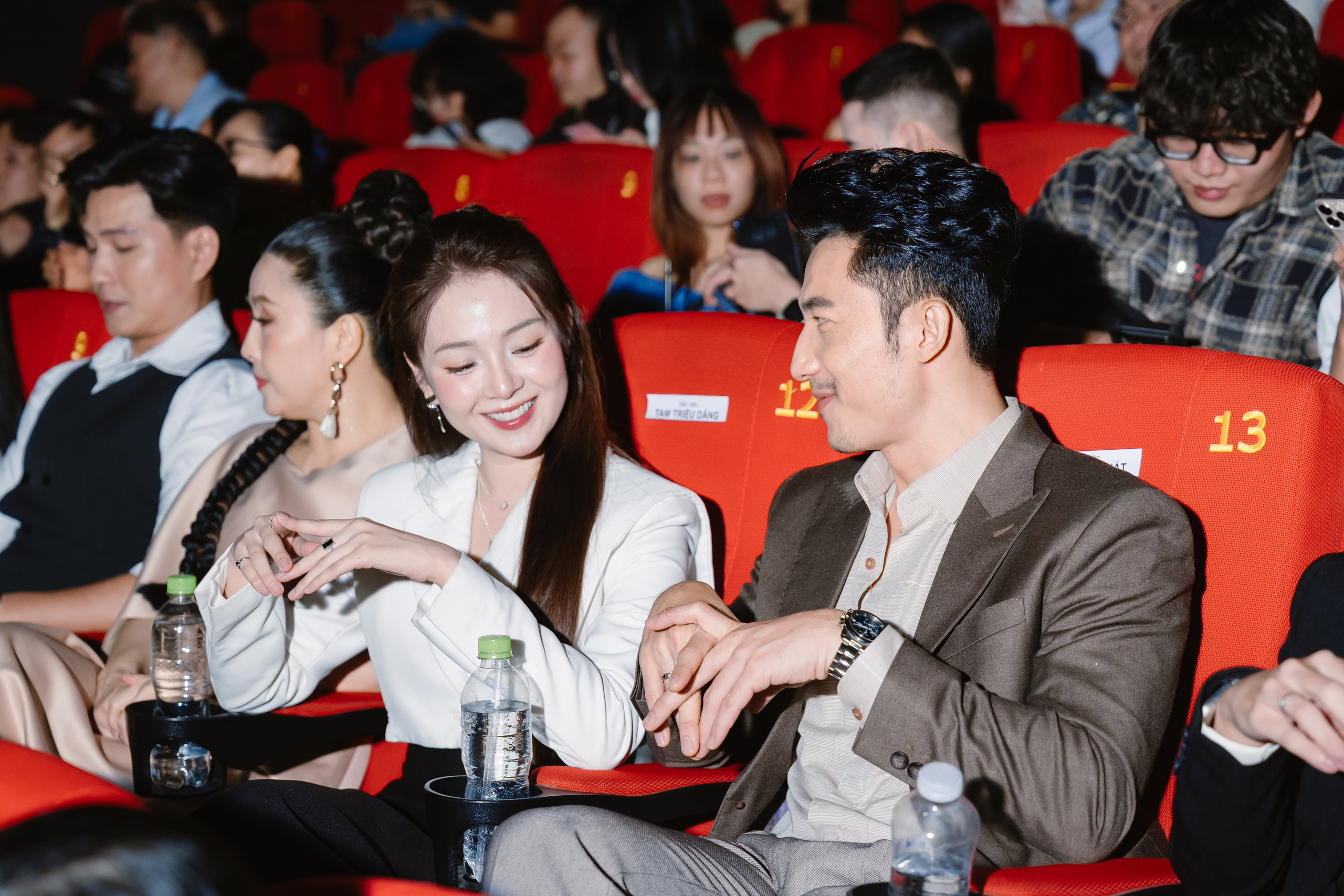 Cả hai thân thiết tại buổi giao lưu