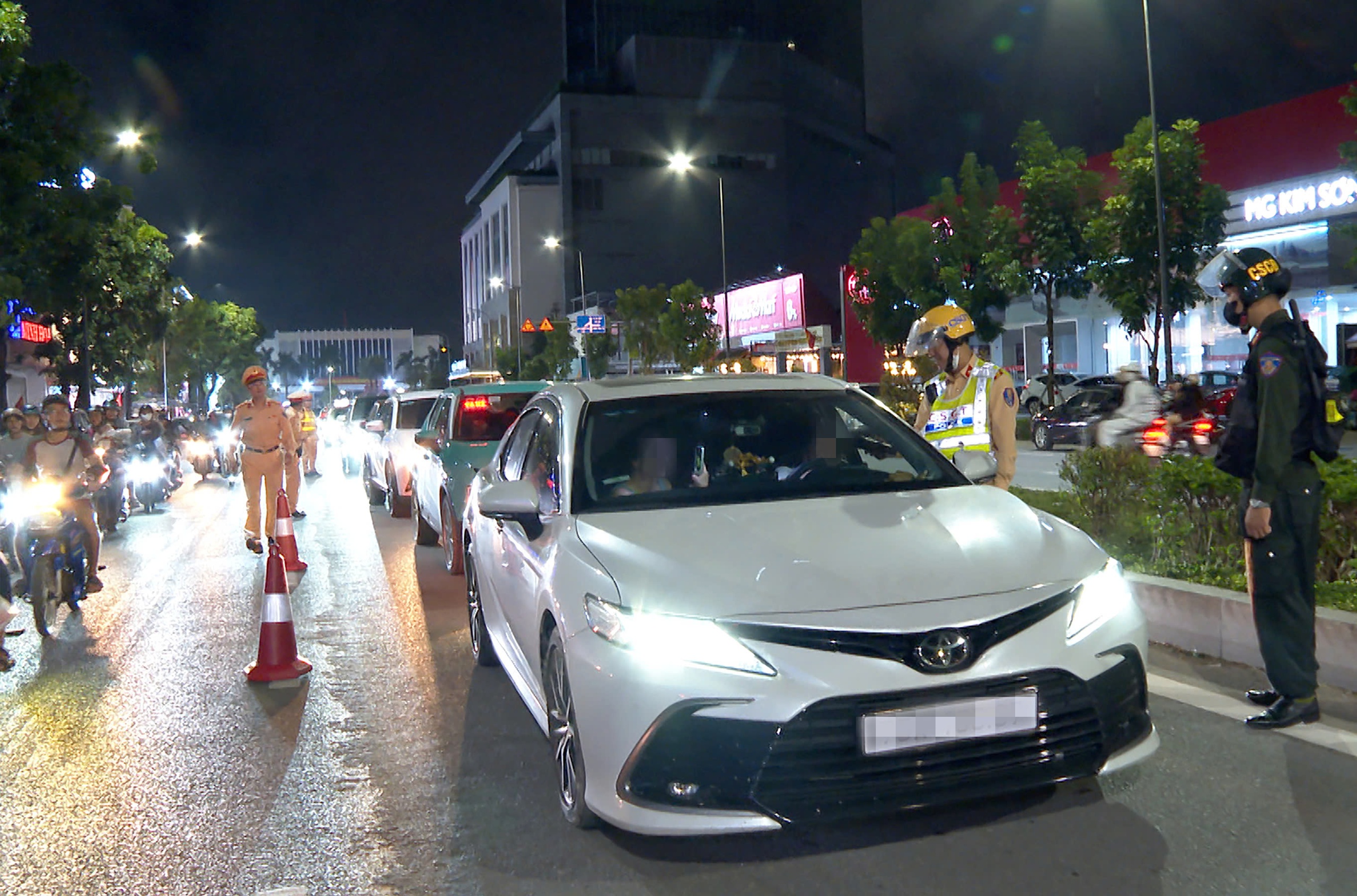 Kiểm tra nồng độ cồn trên đường Hà Nội vào tối 9-11.