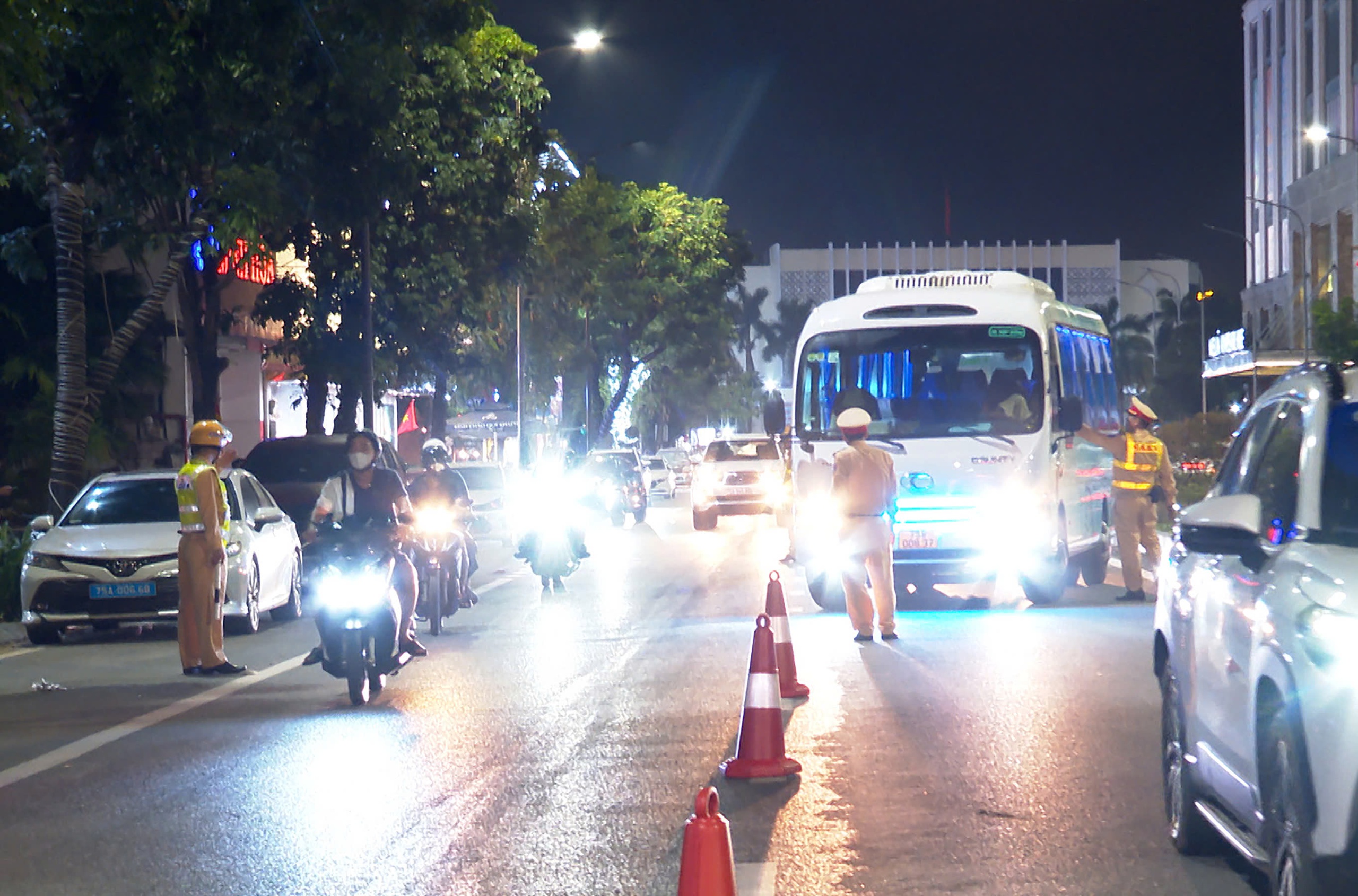 CSGT TP Huế triển khai đo nồng độ cồn ở trục đường Hà Nội.