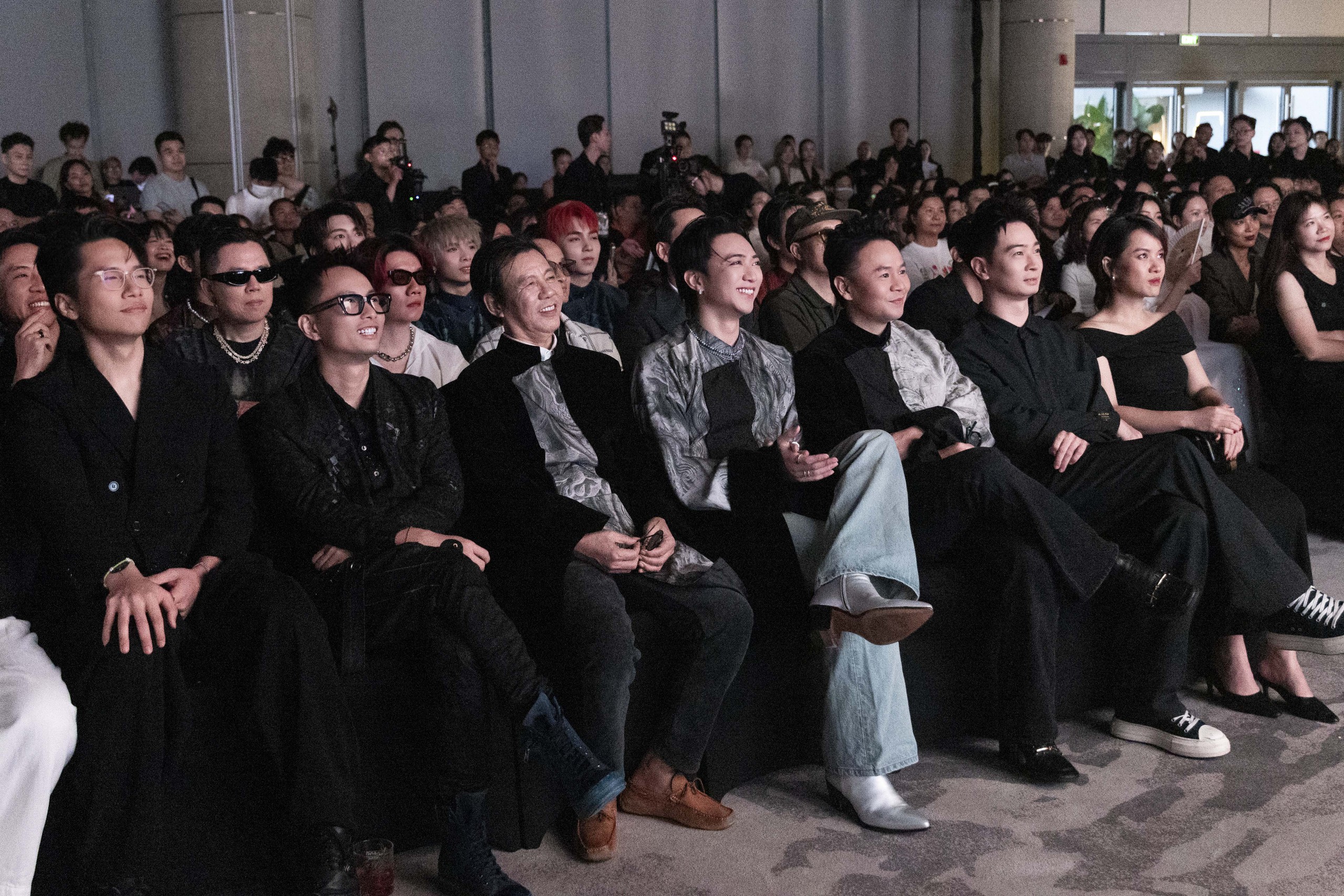 Đông đảo nghệ sĩ đến chúc mừng SOOBIN