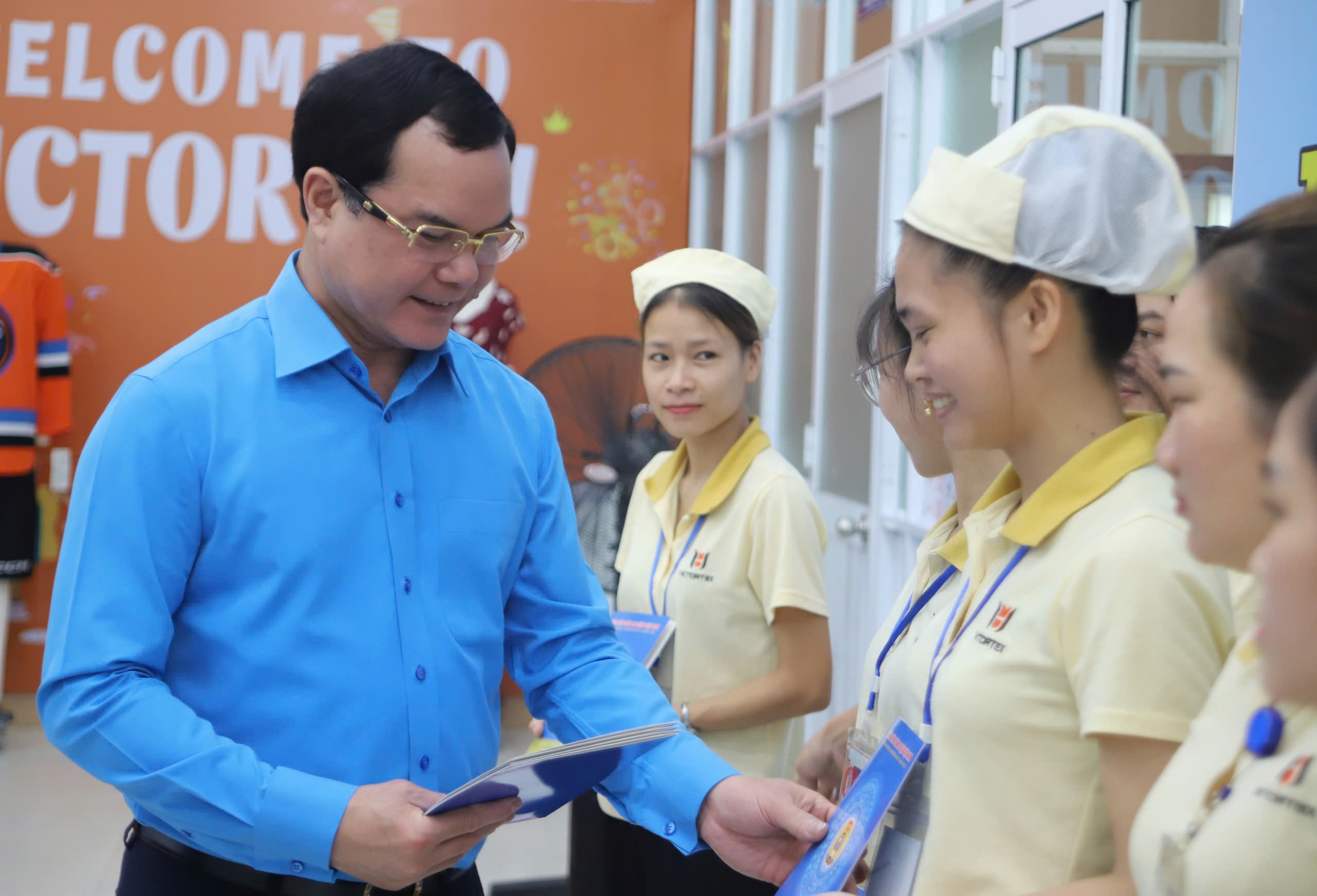 Ông Nguyễn Đình Khang tặng quà cho người lao động bị ảnh hưởng bởi thiên tại tại Công ty TNHH MTV Victortex Huế