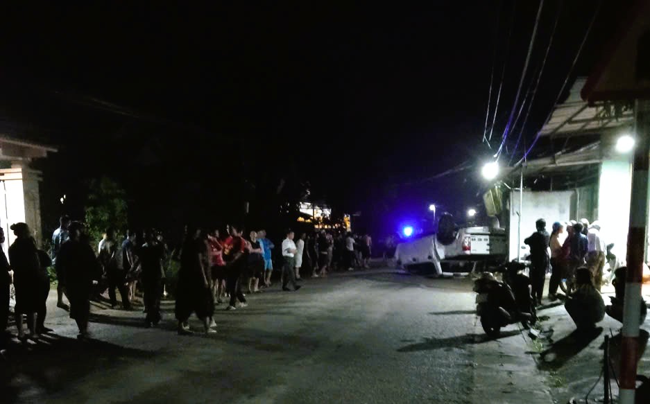 Ô tô mất lái lật ngửa va vào 2 vợ chồng giáo viên đi xe máy, người vợ tử vong - Ảnh 2.