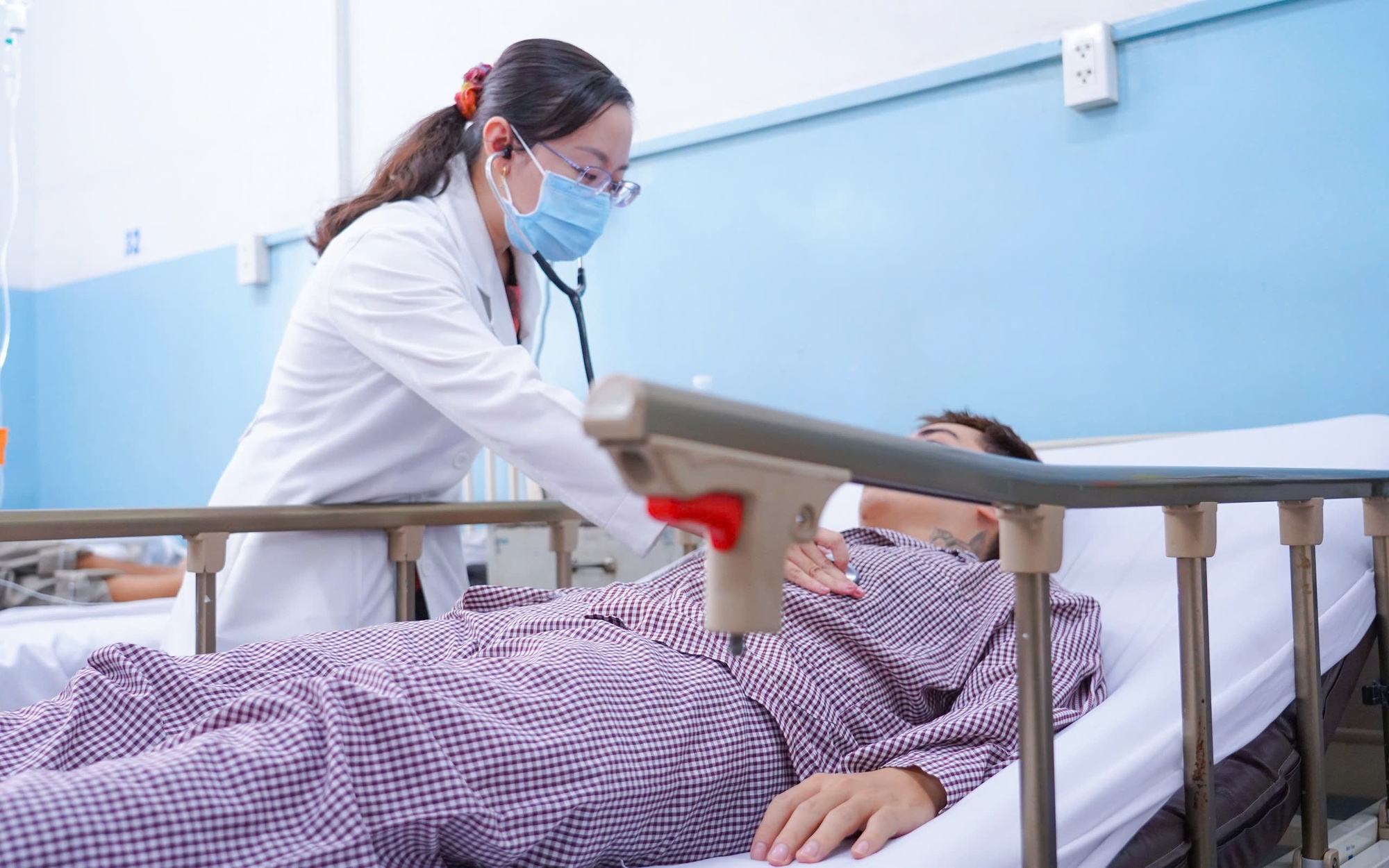 Vụ "bánh mì Cóc": Ngành y tế thu thập mẫu bệnh phẩm giải trình tự gien - Ảnh 2.