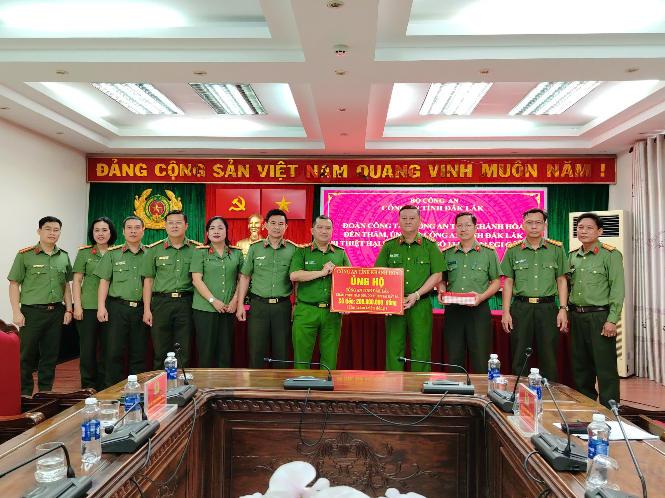 Công an tỉnh khánh hòa Hỗ trợ khắc phục bão 200 triệu đồng cho Đắk Lắk - Ảnh 1. Công an tỉnh khánh hòa Hỗ trợ khắc phục bão 200 triệu đồng cho Đắk Lắk - Ảnh 1.