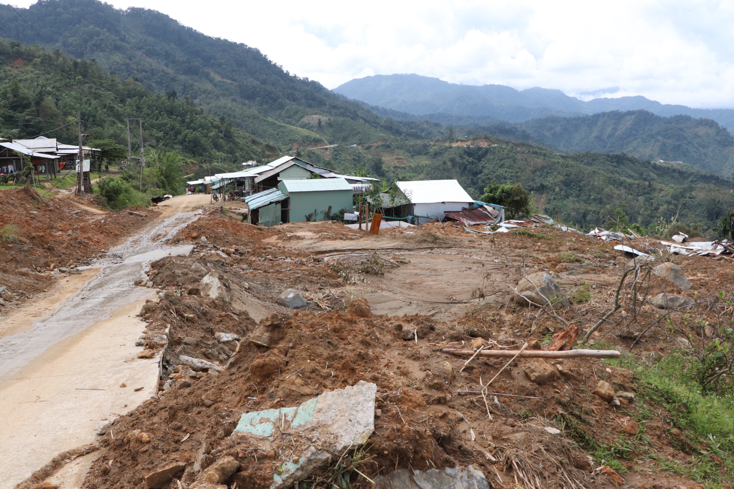 Sạt lở núi ở Đà Nẵng khiến 6 nhà sập , người dân lo sợ nợ ngân hàng - Ảnh 3.