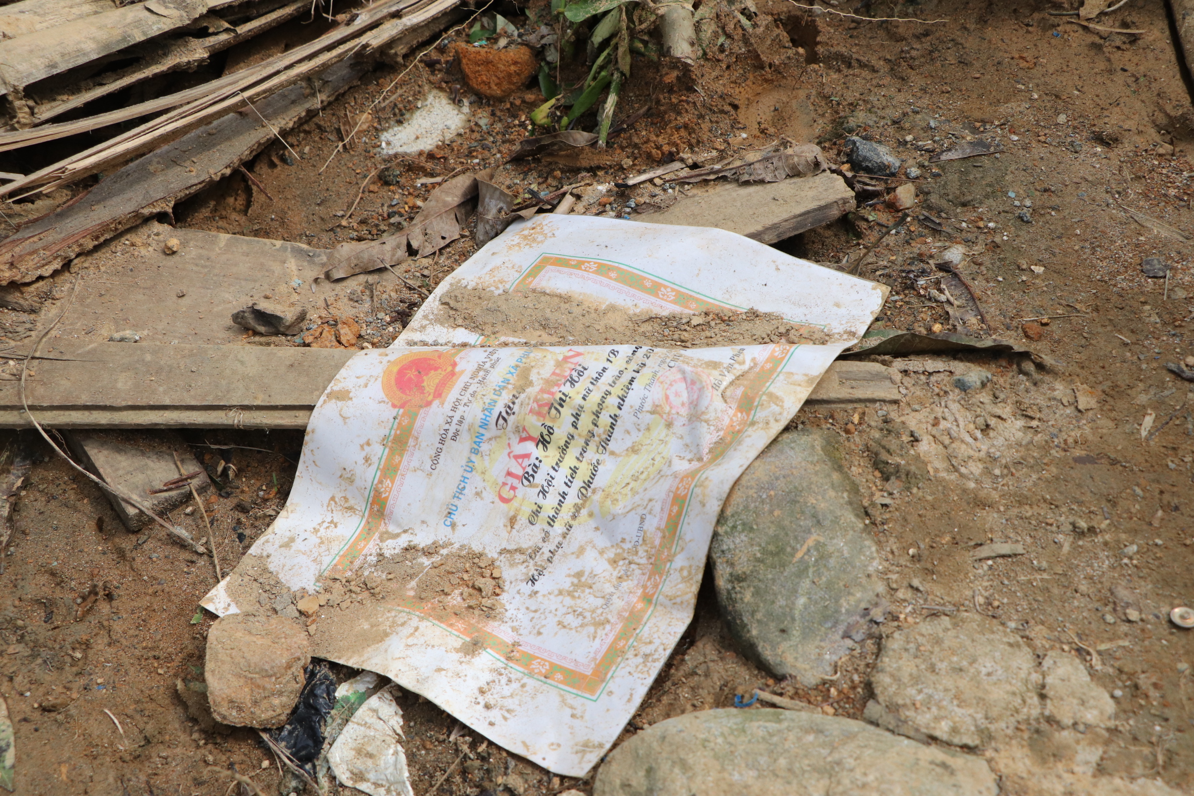 Sạt lở núi ở Đà Nẵng khiến 6 nhà sập , người dân lo sợ nợ ngân hàng - Ảnh 17.