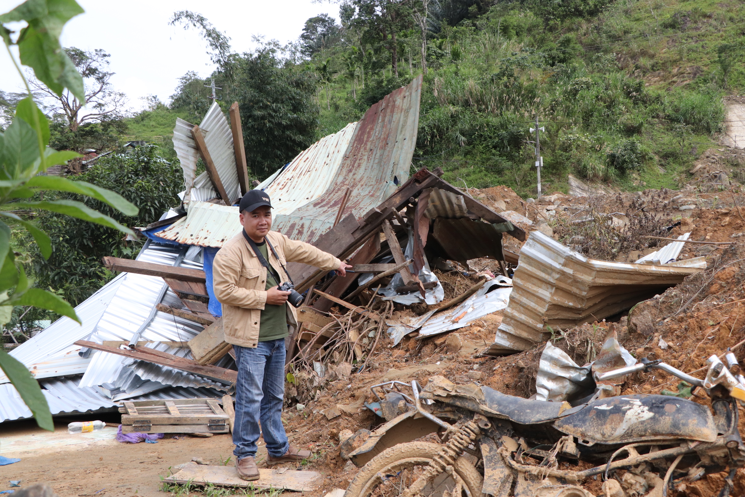 Sạt lở núi ở Đà Nẵng khiến 6 nhà sập , người dân lo sợ nợ ngân hàng - Ảnh 14.