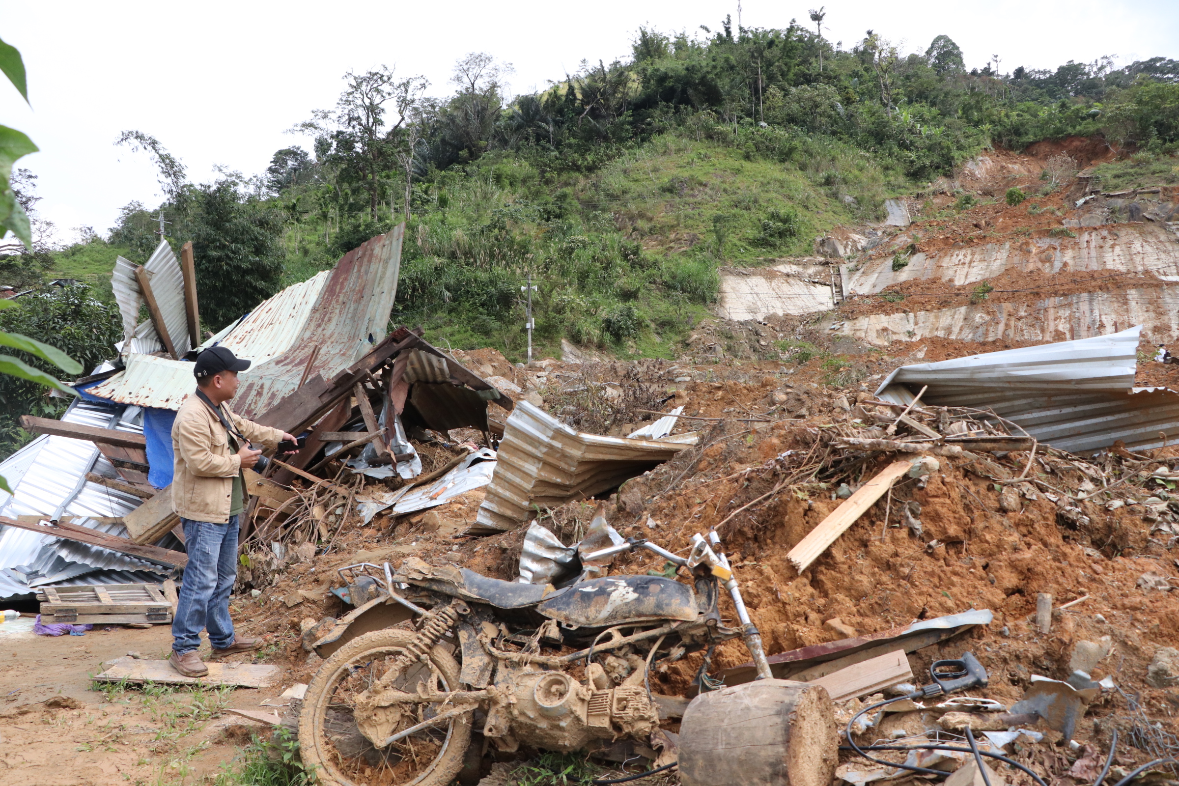 Sạt lở núi ở Đà Nẵng khiến 6 nhà sập , người dân lo sợ nợ ngân hàng - Ảnh 18.