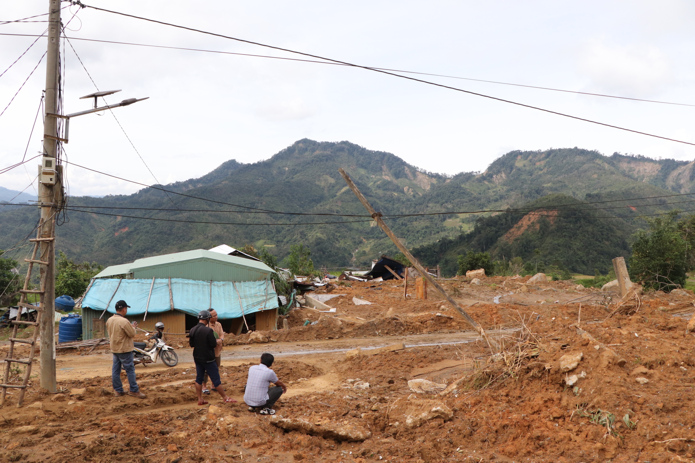 Sạt lở núi ở Đà Nẵng khiến 6 nhà sập , người dân lo sợ nợ ngân hàng - Ảnh 22.