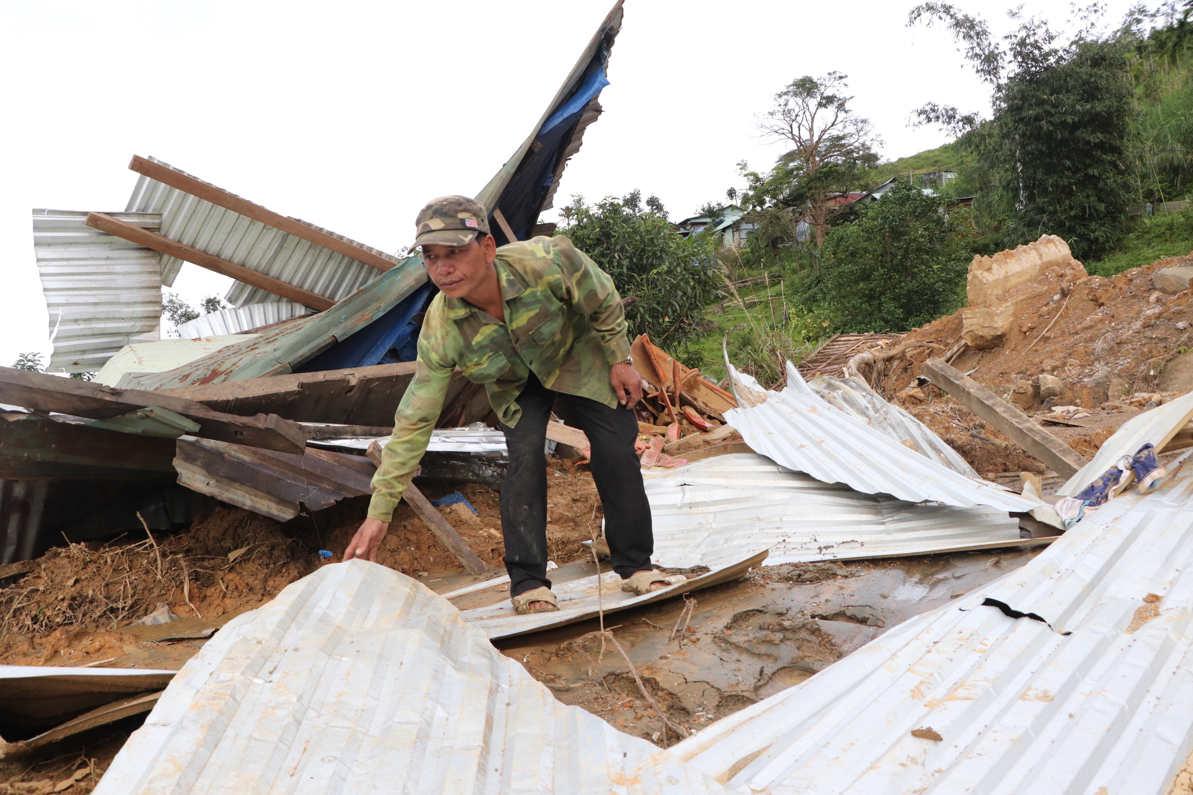 Sạt lở núi ở Đà Nẵng khiến 6 nhà sập , người dân lo sợ nợ ngân hàng - Ảnh 24.