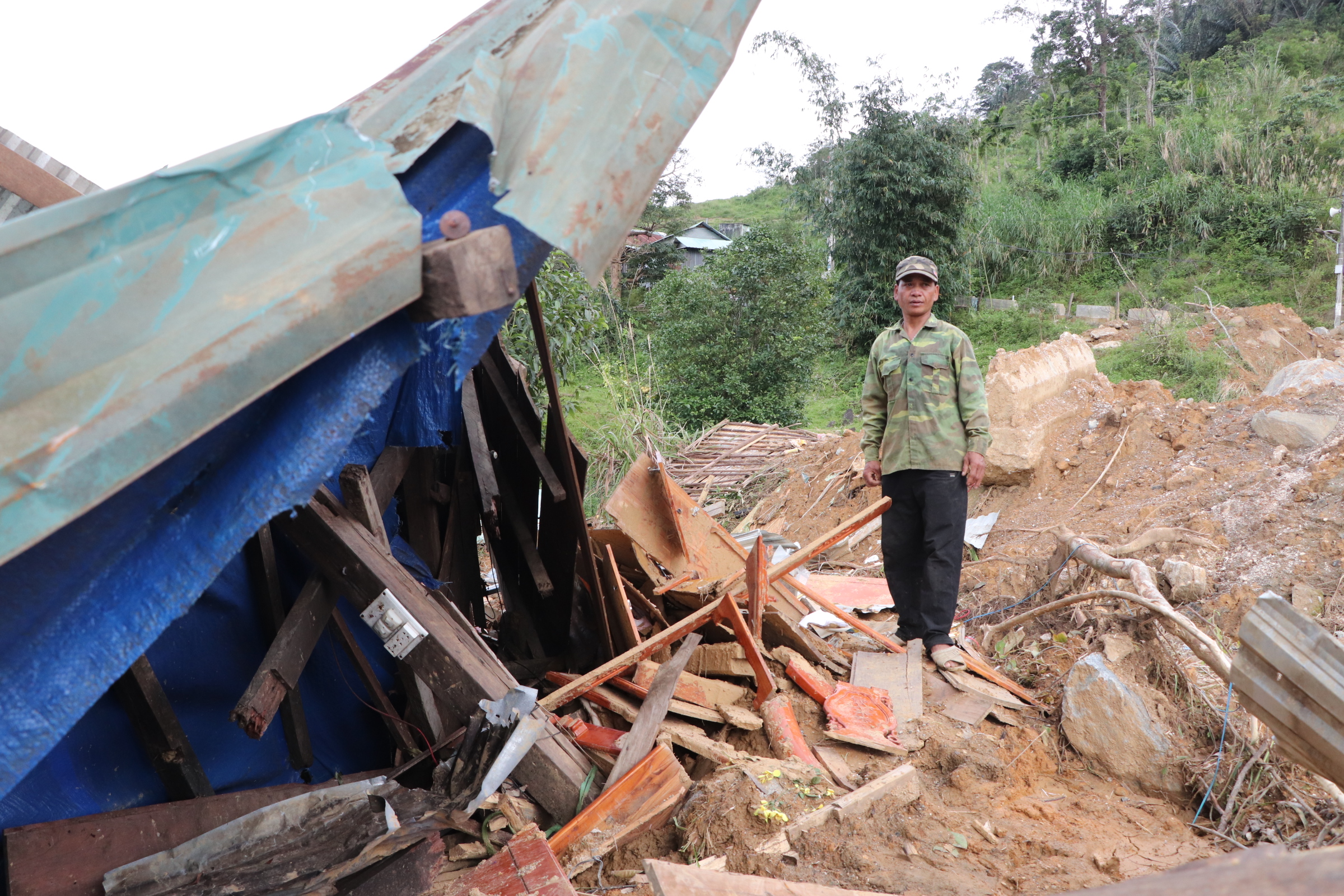 Sạt lở núi ở Đà Nẵng khiến 6 nhà sập , người dân lo sợ nợ ngân hàng - Ảnh 23.