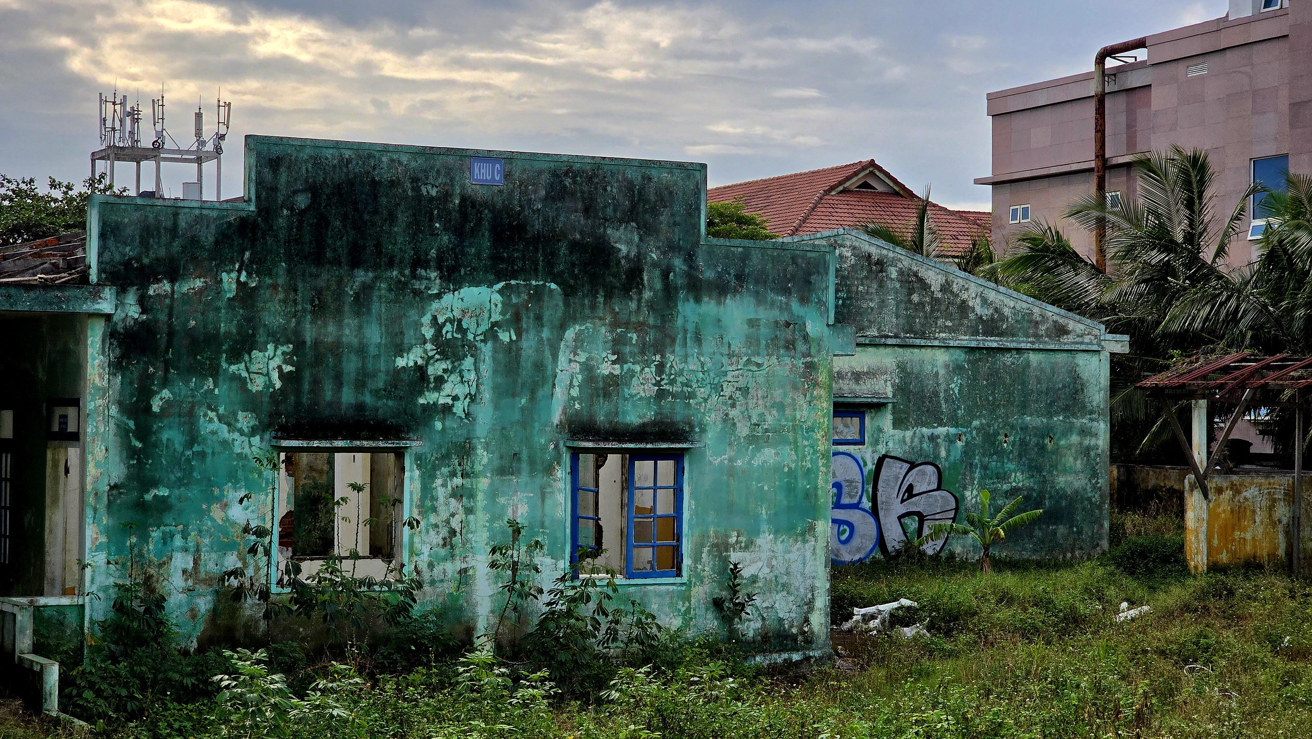 Bệnh viện bỏ hoang trên đất vàng ven biển Đà Nẵng trước thời điểm lên sàn đấu giá - Ảnh 12.