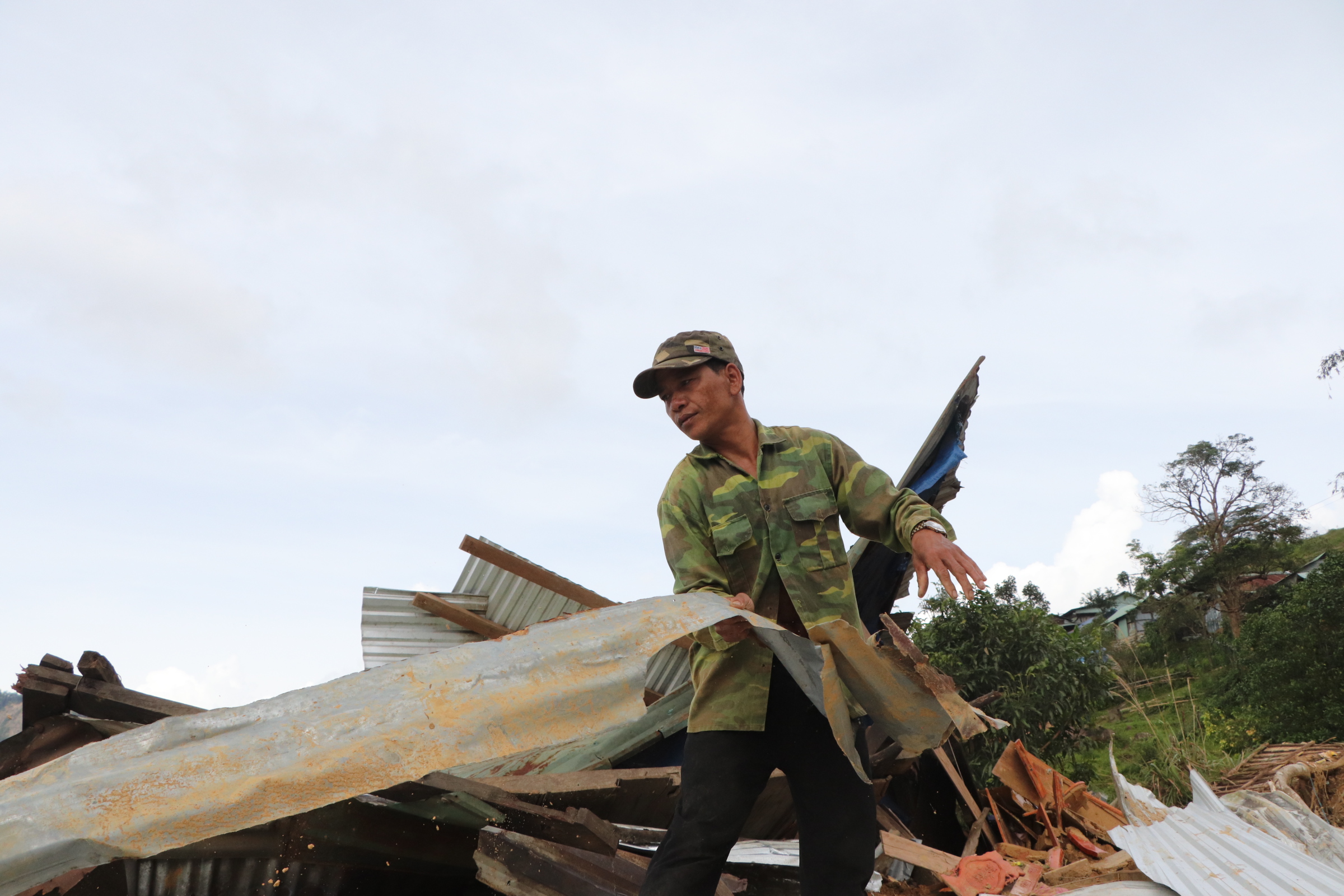 Sạt lở núi ở Đà Nẵng khiến 6 nhà sập , người dân lo sợ nợ ngân hàng - Ảnh 1.