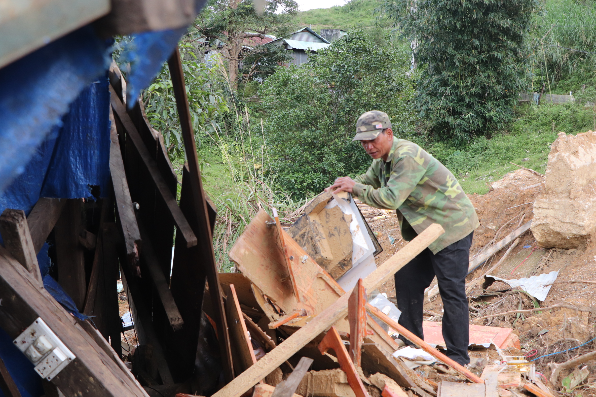 Sạt lở núi ở Đà Nẵng khiến 6 nhà sập , người dân lo sợ nợ ngân hàng - Ảnh 25.