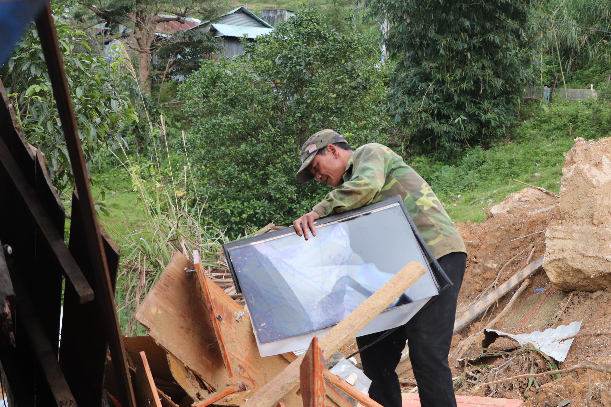 Sạt lở núi ở Đà Nẵng khiến 6 nhà sập , người dân lo sợ nợ ngân hàng - Ảnh 26.