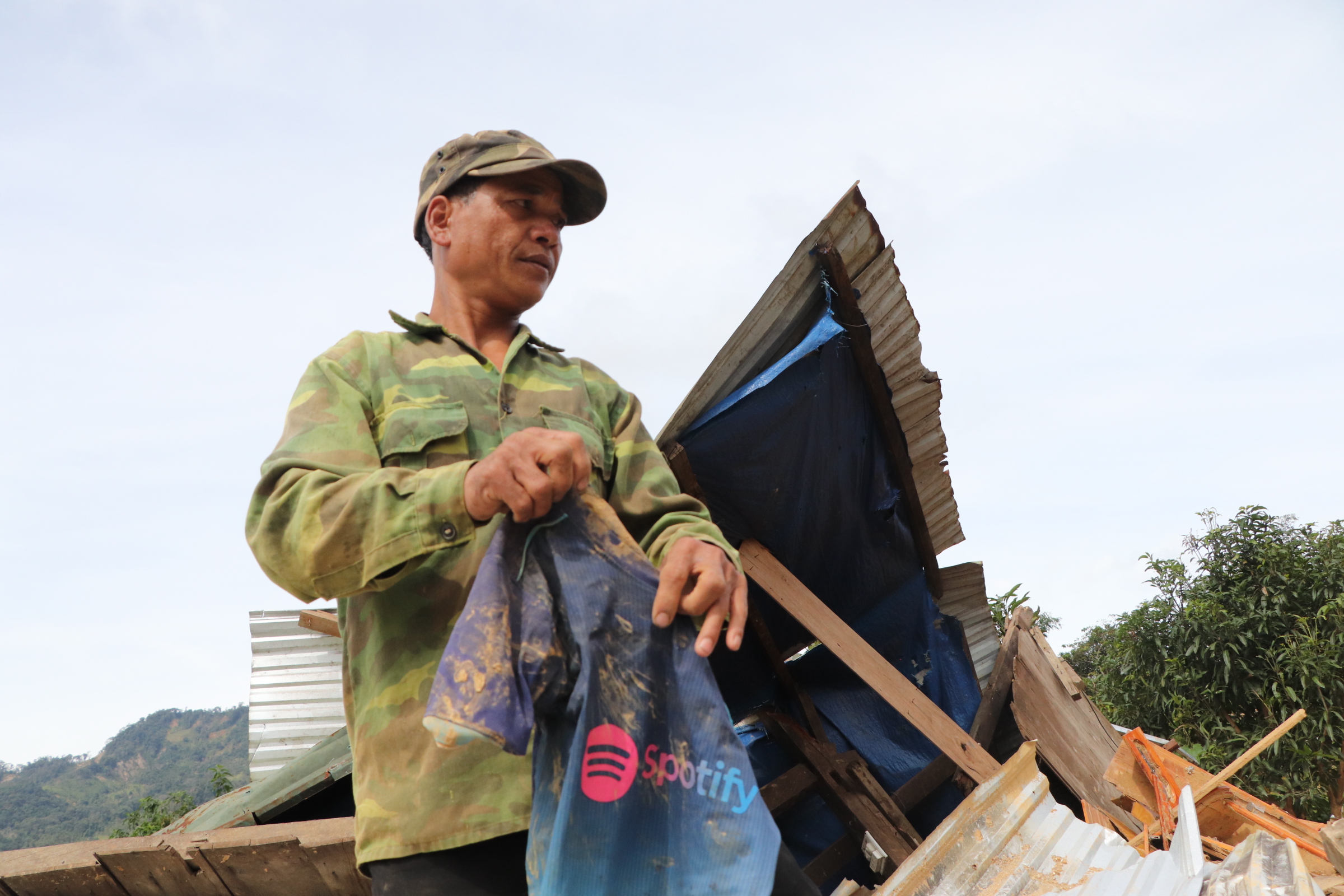 Sạt lở núi ở Đà Nẵng khiến 6 nhà sập , người dân lo sợ nợ ngân hàng - Ảnh 27.