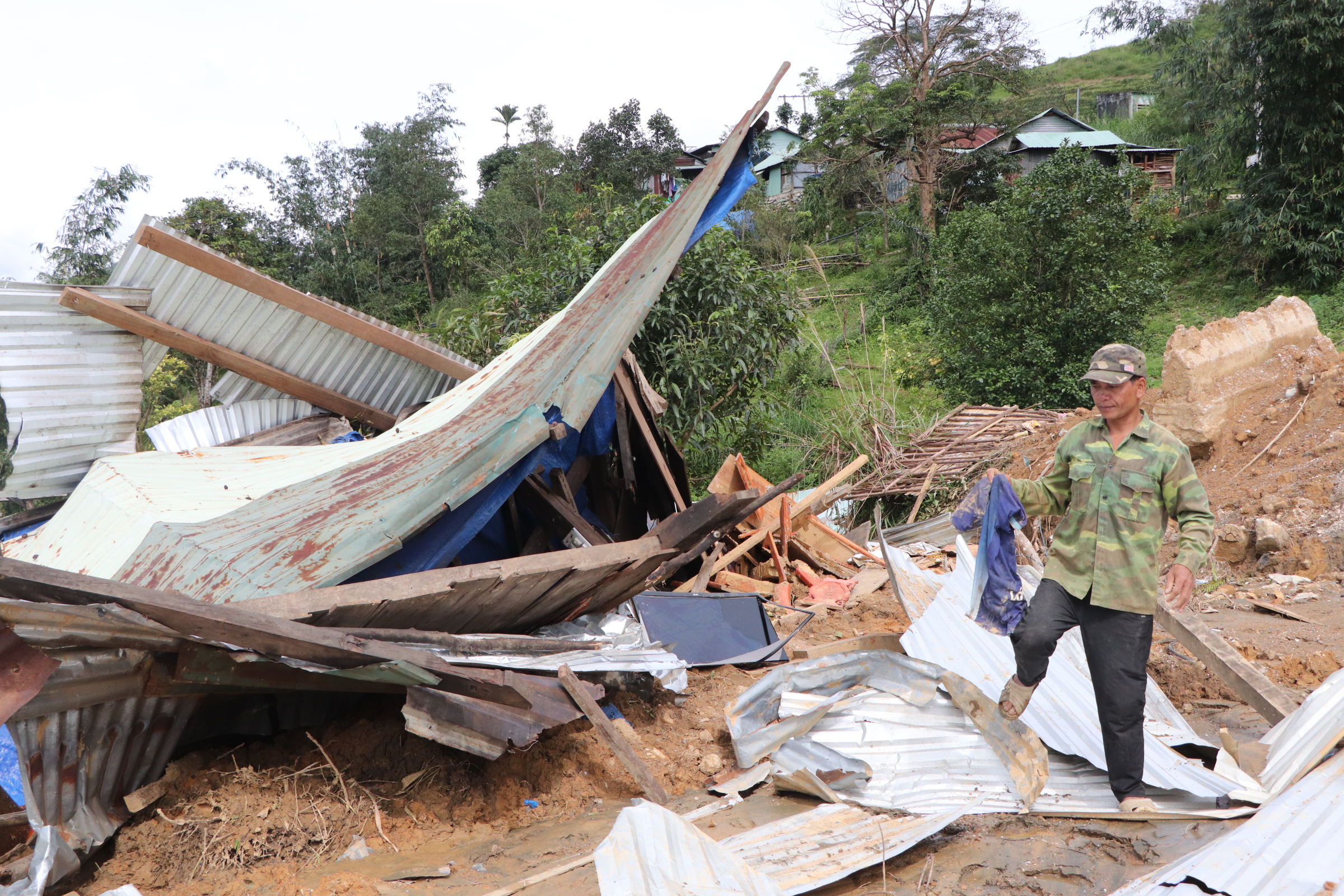 Sạt lở núi ở Đà Nẵng khiến 6 nhà sập , người dân lo sợ nợ ngân hàng - Ảnh 28.