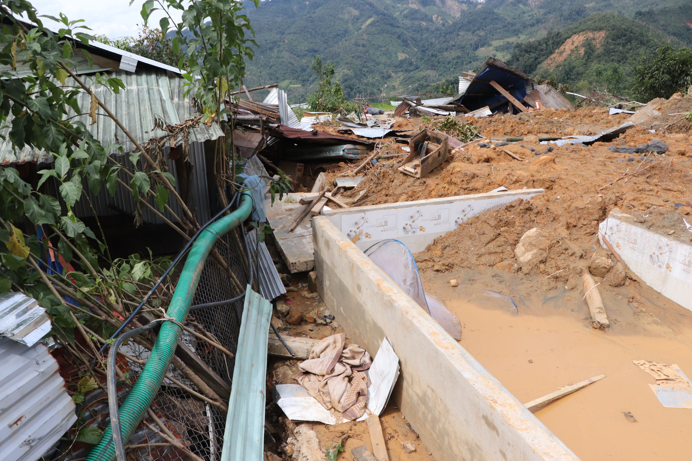 Sạt lở núi ở Đà Nẵng khiến 6 nhà sập , người dân lo sợ nợ ngân hàng - Ảnh 5.