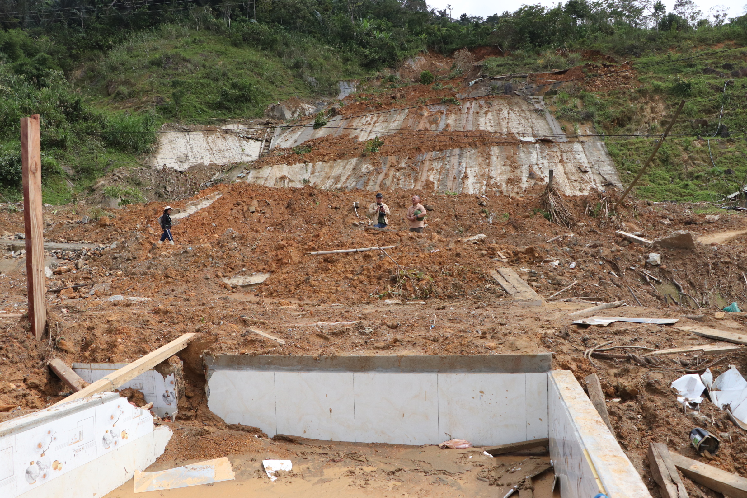 Sạt lở núi ở Đà Nẵng khiến 6 nhà sập , người dân lo sợ nợ ngân hàng - Ảnh 7.