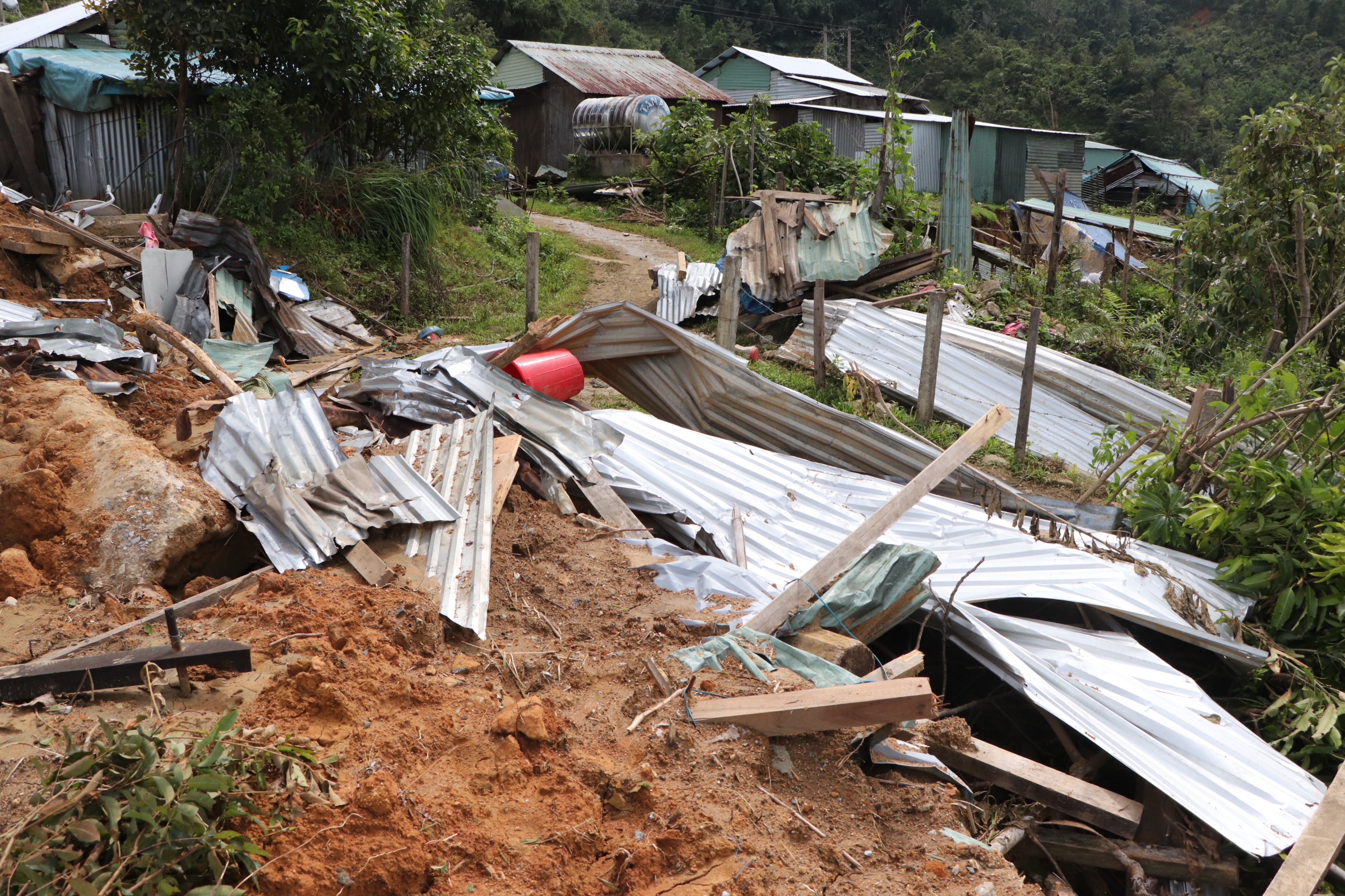 Sạt lở núi ở Đà Nẵng khiến 6 nhà sập , người dân lo sợ nợ ngân hàng - Ảnh 21.