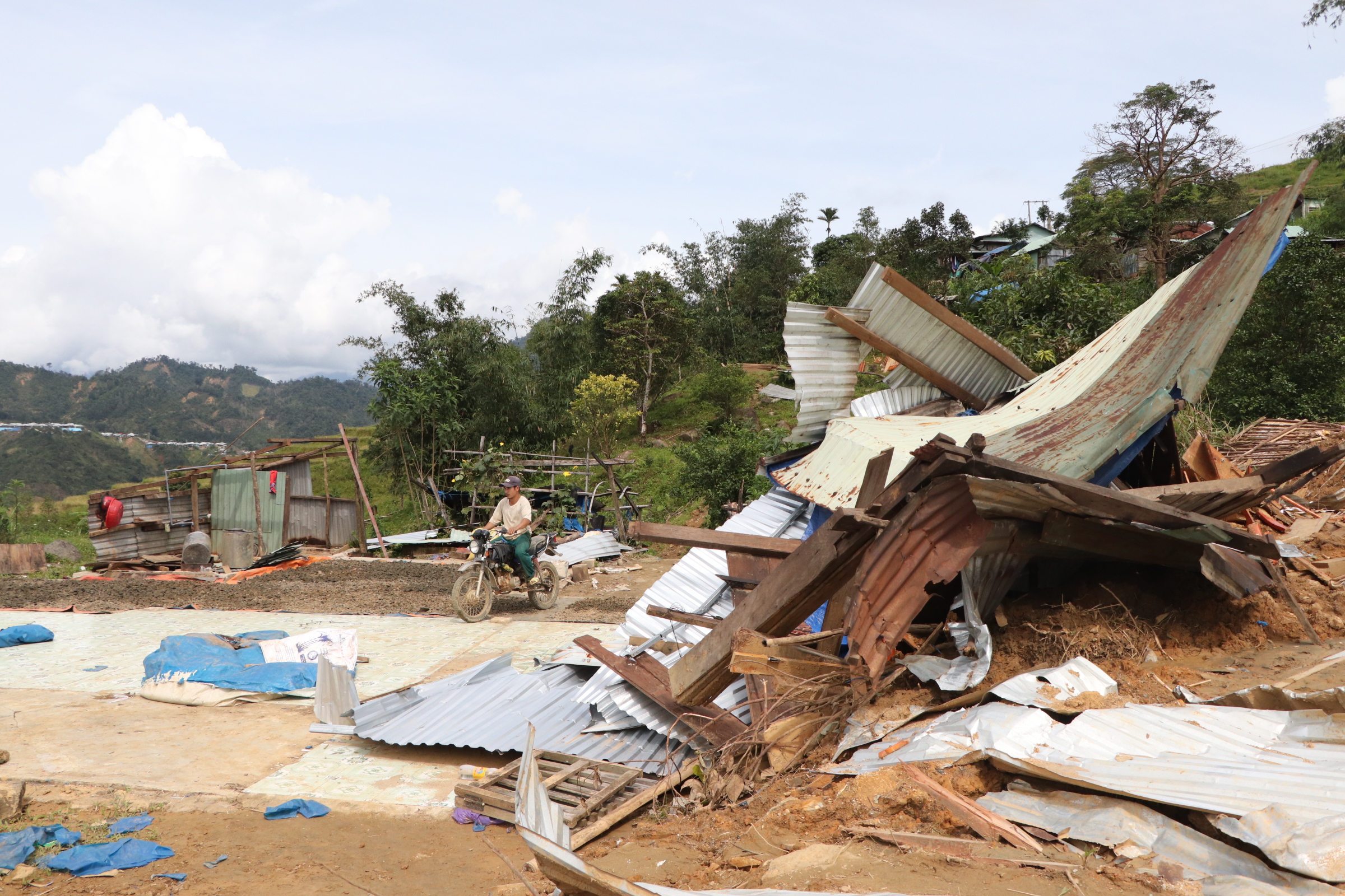 Sạt lở núi ở Đà Nẵng khiến 6 nhà sập , người dân lo sợ nợ ngân hàng - Ảnh 19.