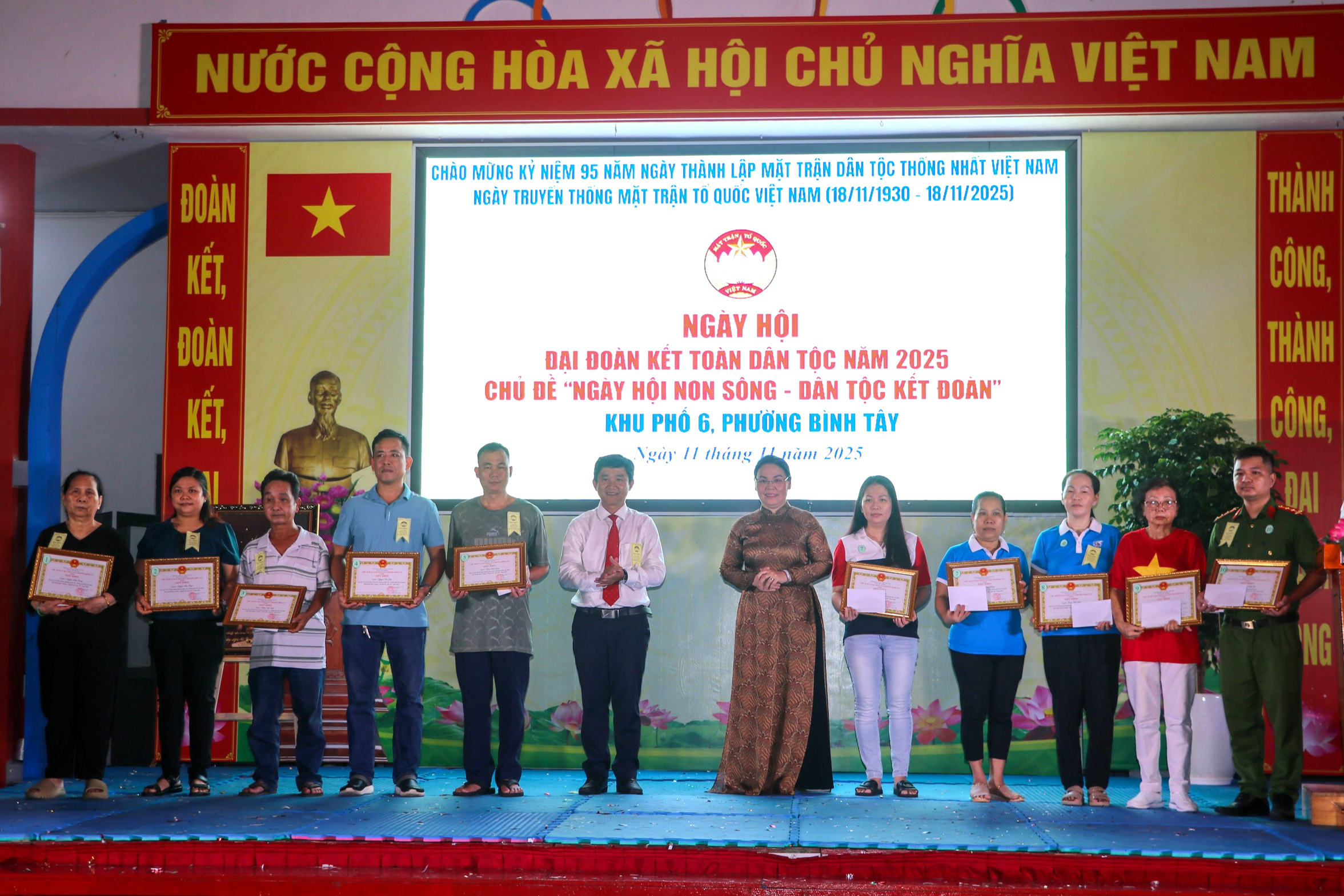 Phó Chủ tịch UBND TP HCM dự Ngày hội Đại đoàn kết phường Bình Tây - Ảnh 10.