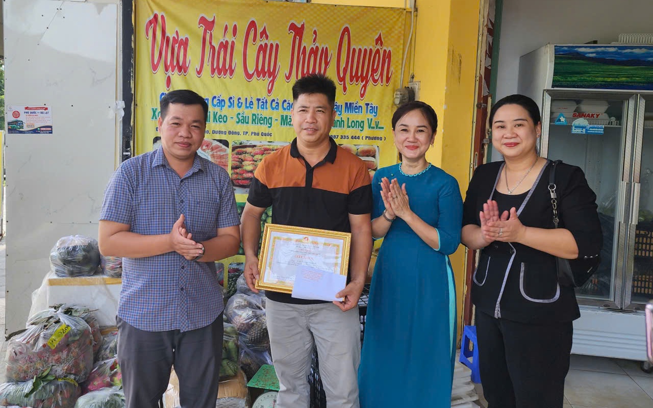 Đại diện Tổng cục Du lịch Hàn Quốc tri ân người đàn ông bán trái cây ở Phú Quốc - Ảnh 3.