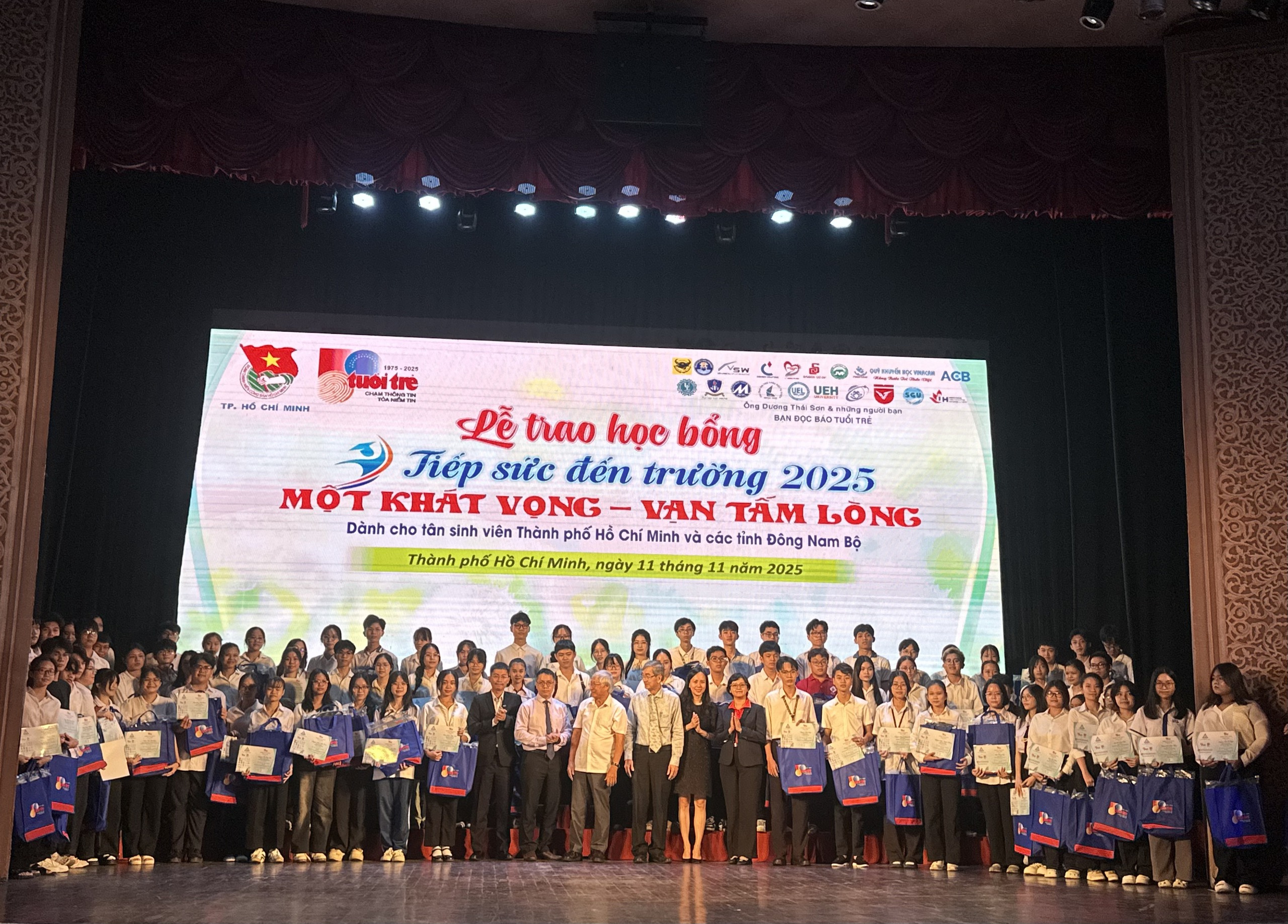 Mẹ xuất hiện bất ngờ, nữ sinh viên Y Dược TP HCM bật khóc trên sân khấu - Ảnh 2.