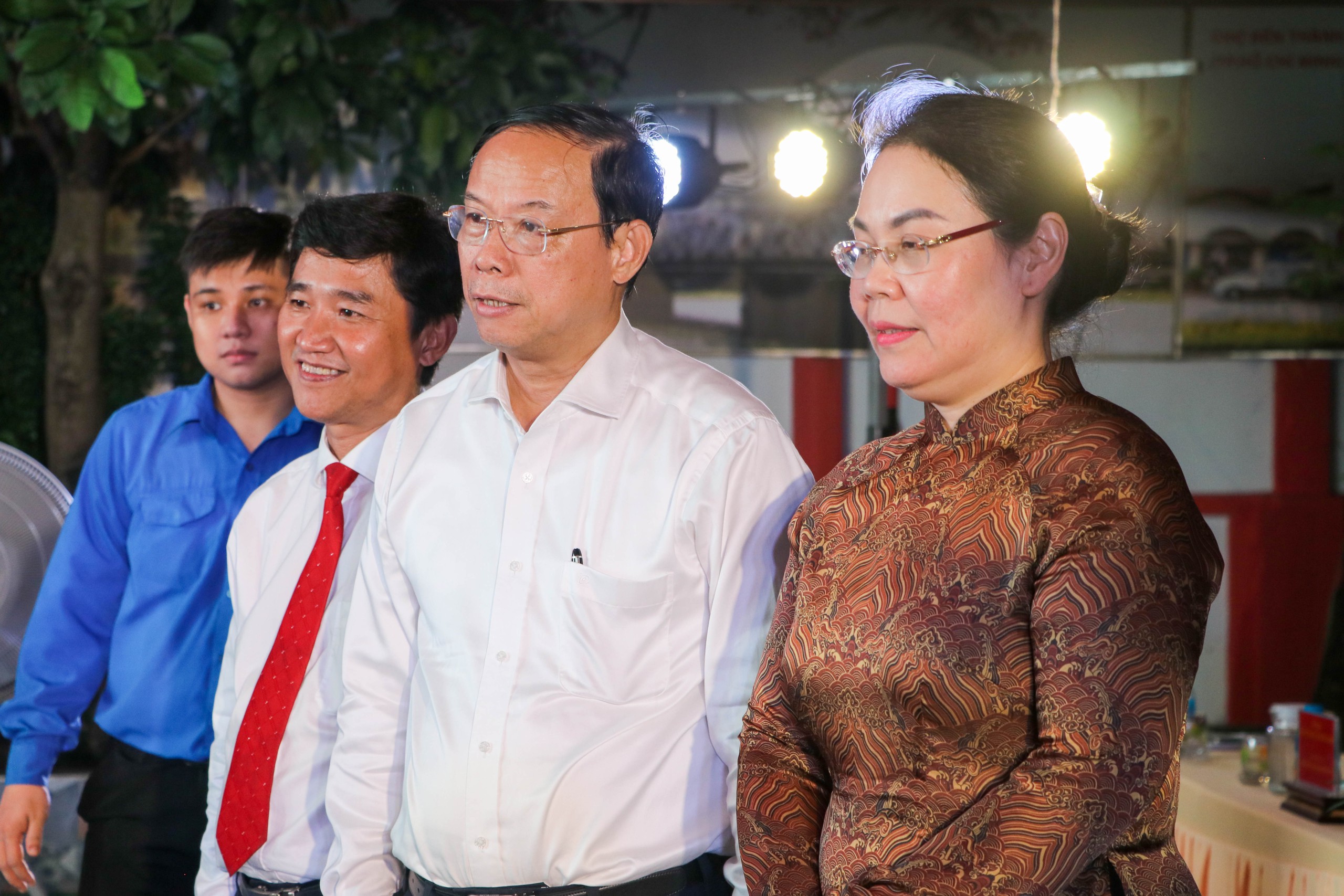 Phó Chủ tịch UBND TP HCM dự Ngày hội Đại đoàn kết phường Bình Tây - Ảnh 9.