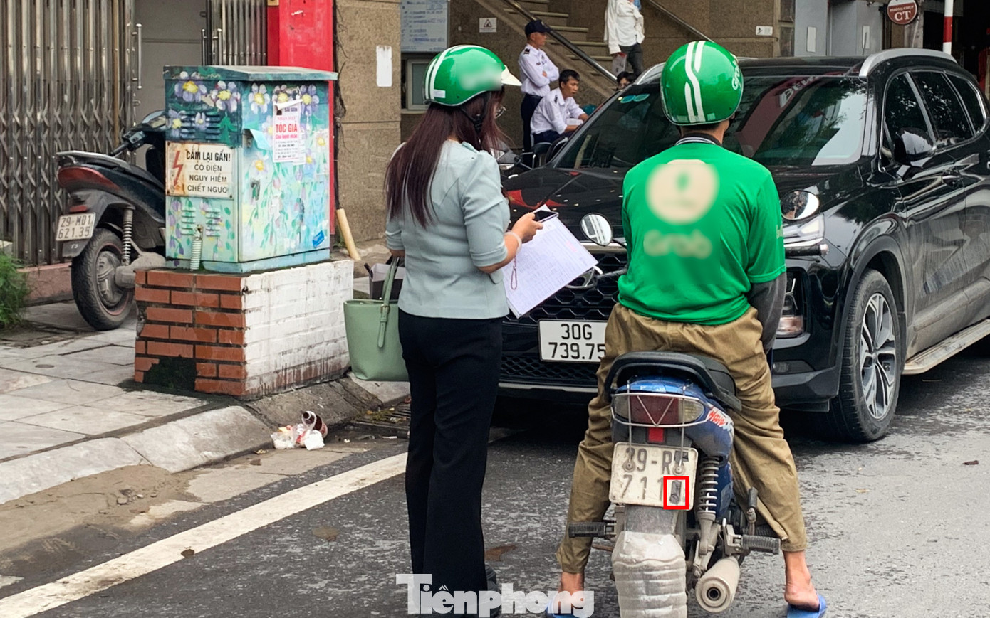 Muôn kiểu chiêu trò che biển né ‘mắt thần’ AI trên đường phố Hà Nội - Ảnh 5.