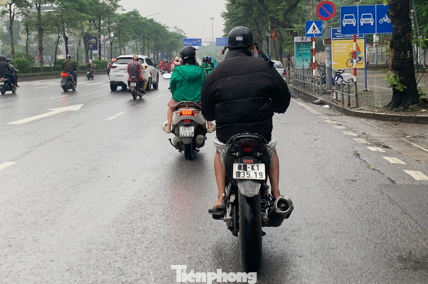 Muôn kiểu chiêu trò che biển né ‘mắt thần’ AI trên đường phố Hà Nội - Ảnh 3.