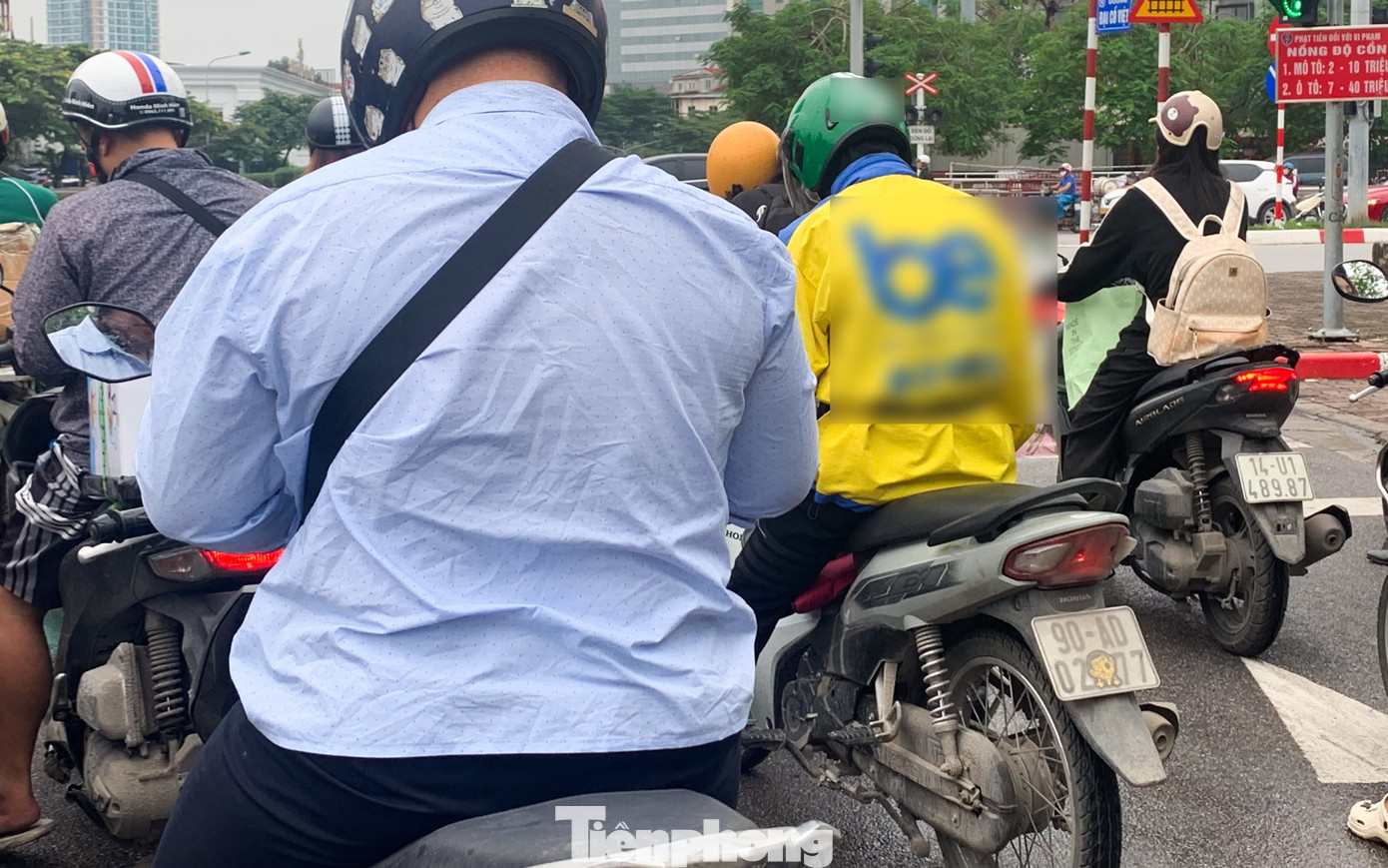 Muôn kiểu chiêu trò che biển né ‘mắt thần’ AI trên đường phố Hà Nội - Ảnh 9.