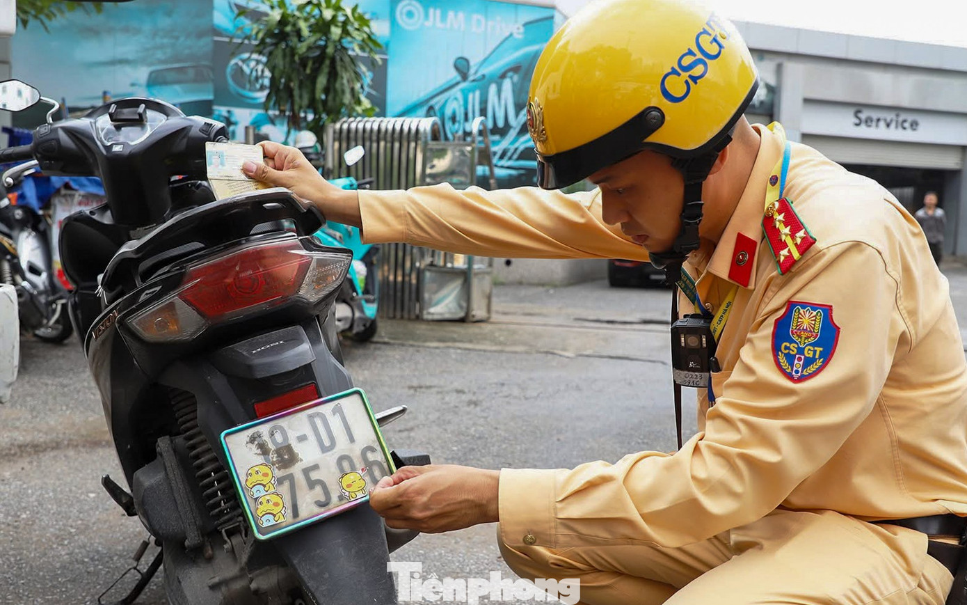 Muôn kiểu chiêu trò che biển né ‘mắt thần’ AI trên đường phố Hà Nội - Ảnh 20.