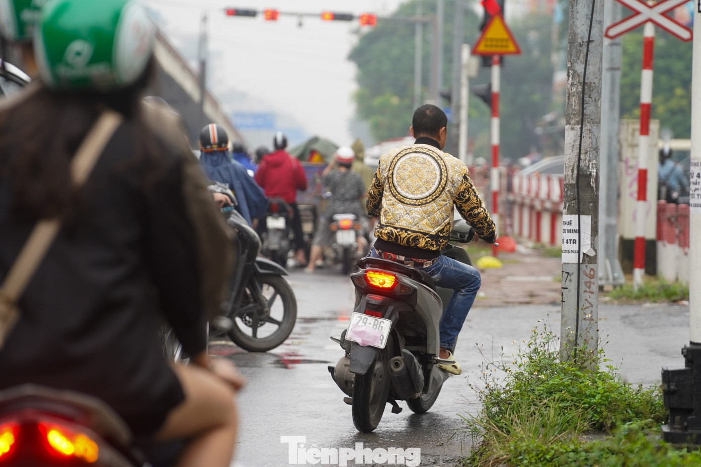 Muôn kiểu chiêu trò che biển né ‘mắt thần’ AI trên đường phố Hà Nội - Ảnh 11.