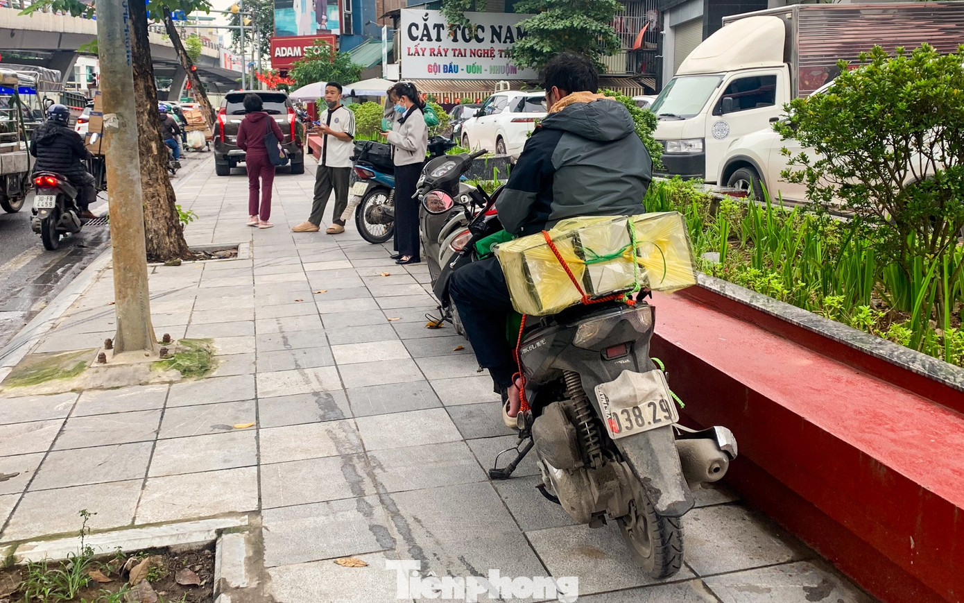 Muôn kiểu chiêu trò che biển né ‘mắt thần’ AI trên đường phố Hà Nội - Ảnh 10.