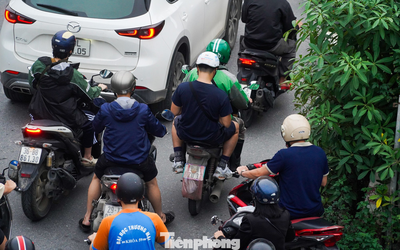 Muôn kiểu chiêu trò che biển né ‘mắt thần’ AI trên đường phố Hà Nội - Ảnh 8.