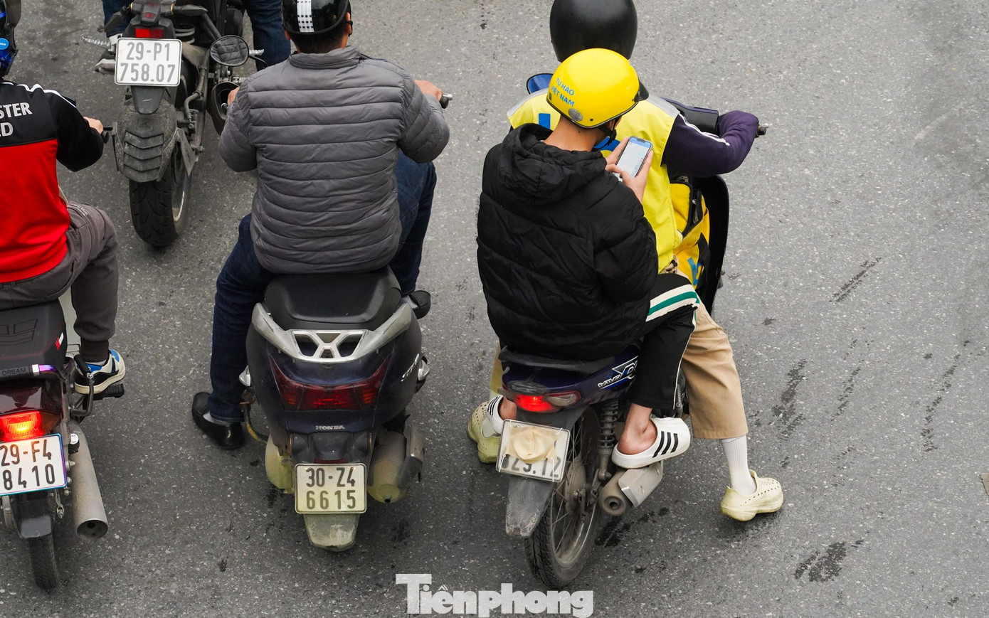 Muôn kiểu chiêu trò che biển né ‘mắt thần’ AI trên đường phố Hà Nội - Ảnh 2.