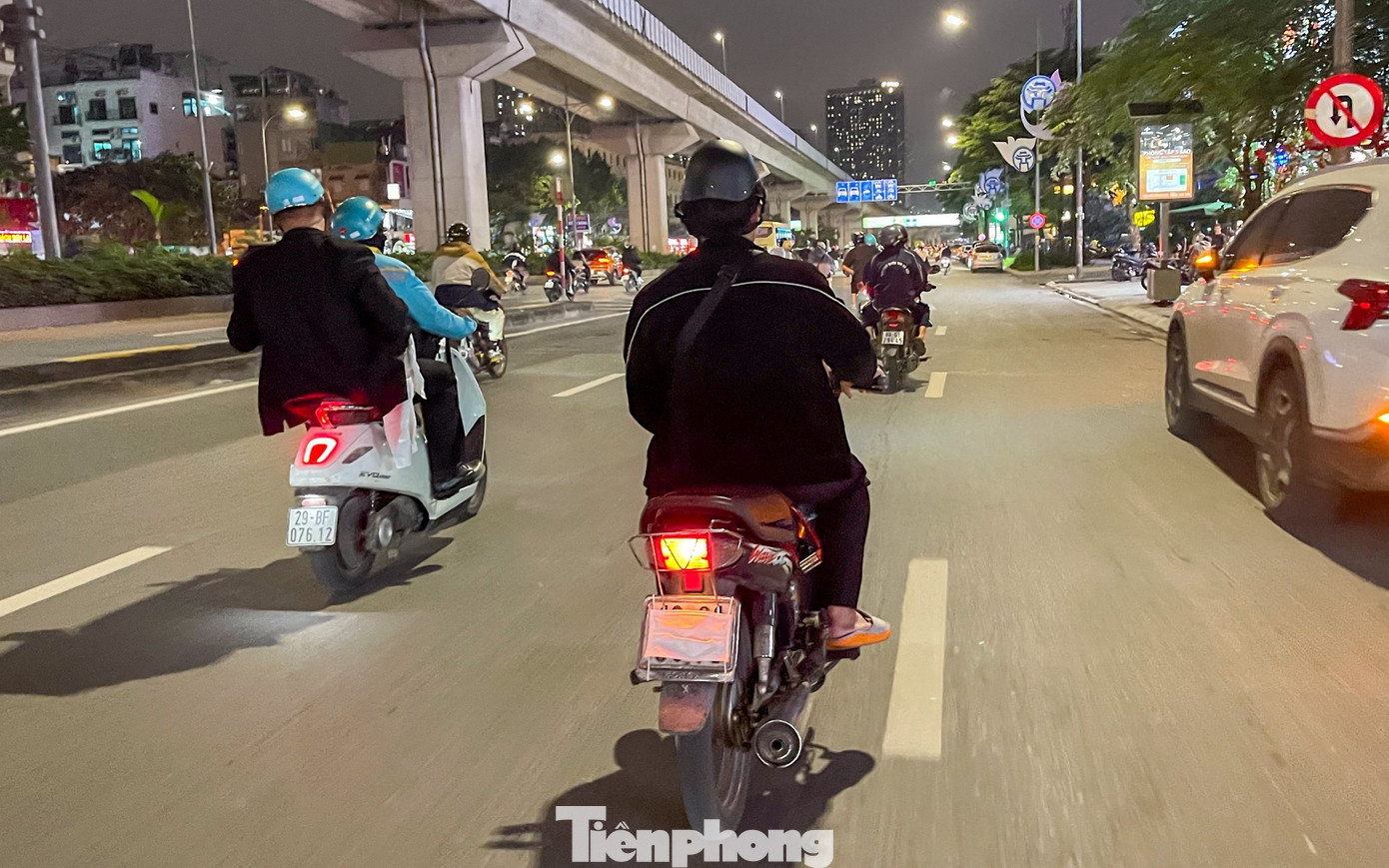 Muôn kiểu chiêu trò che biển né ‘mắt thần’ AI trên đường phố Hà Nội - Ảnh 15.