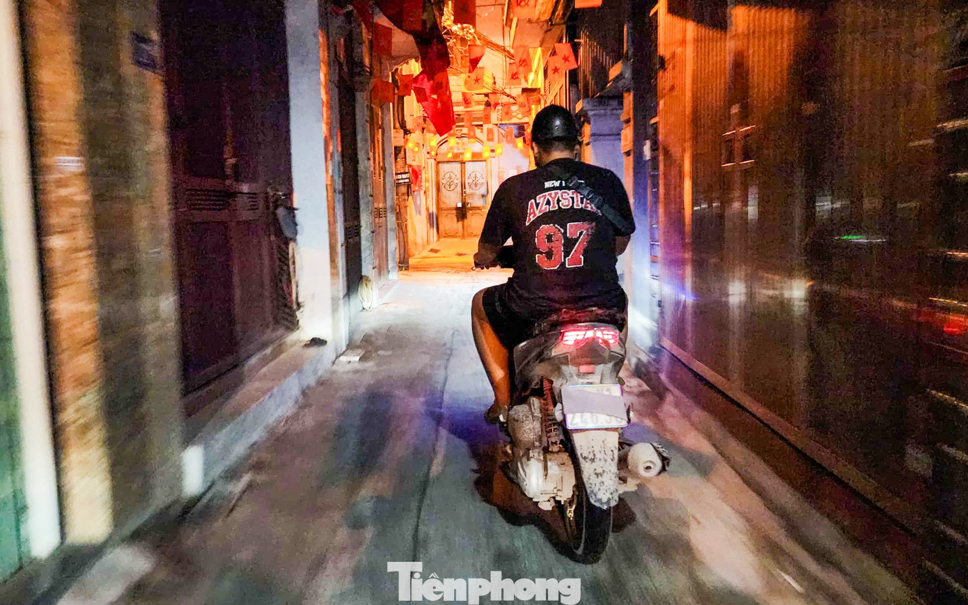 Muôn kiểu chiêu trò che biển né ‘mắt thần’ AI trên đường phố Hà Nội - Ảnh 16.