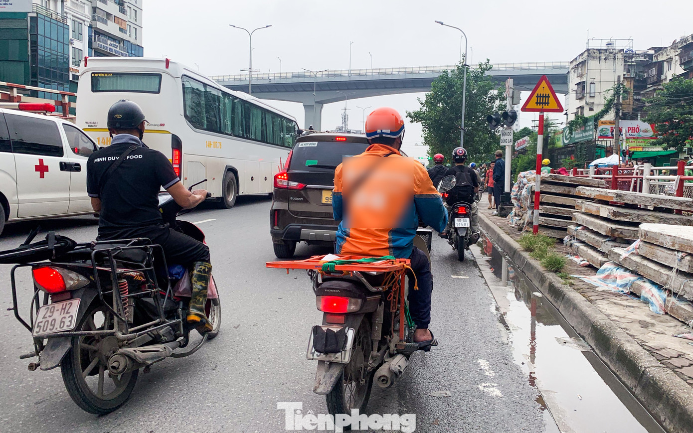 Muôn kiểu chiêu trò che biển né ‘mắt thần’ AI trên đường phố Hà Nội - Ảnh 4.