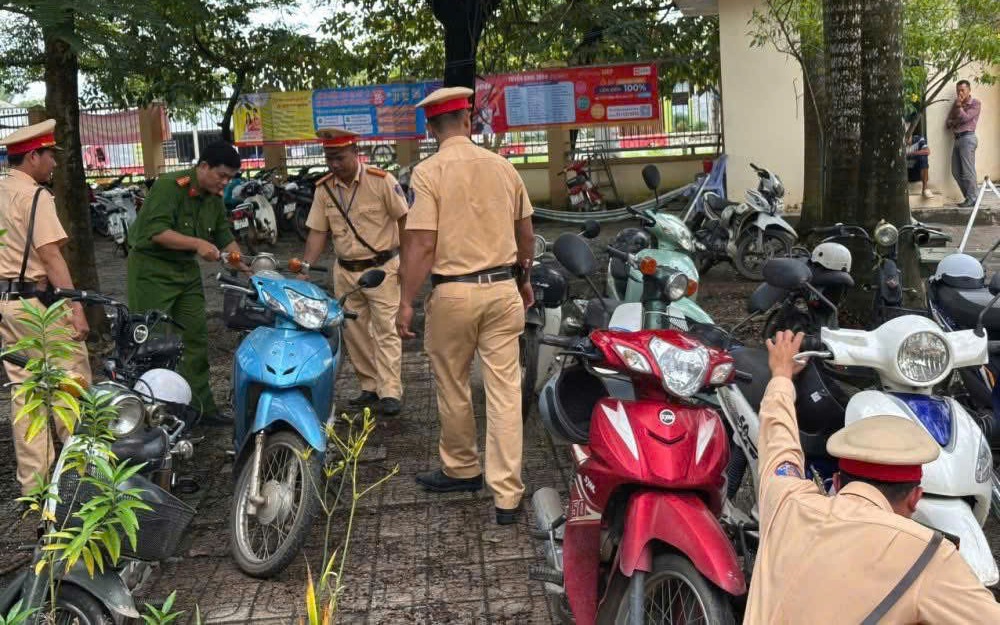 Báo động tình trạng học sinh ở Đồng Nai vẫn đi xe máy tới trường - Ảnh 2.